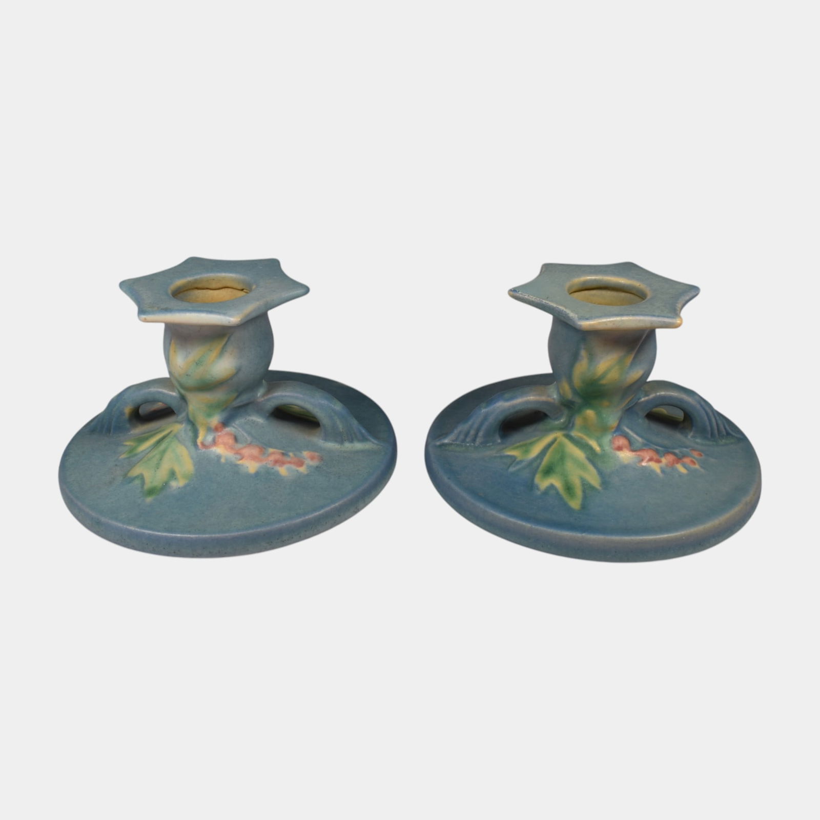 Roseville Bleeding Heart Blue 1940 Vintage Pottery Candle Holders 1140: Professional, fast, and affordable in house shipping available for all items. Roseville Bleeding Heart Blue 1940 Vintage Pottery Candle Holders 1140 This matched pair of candle holders is finished in