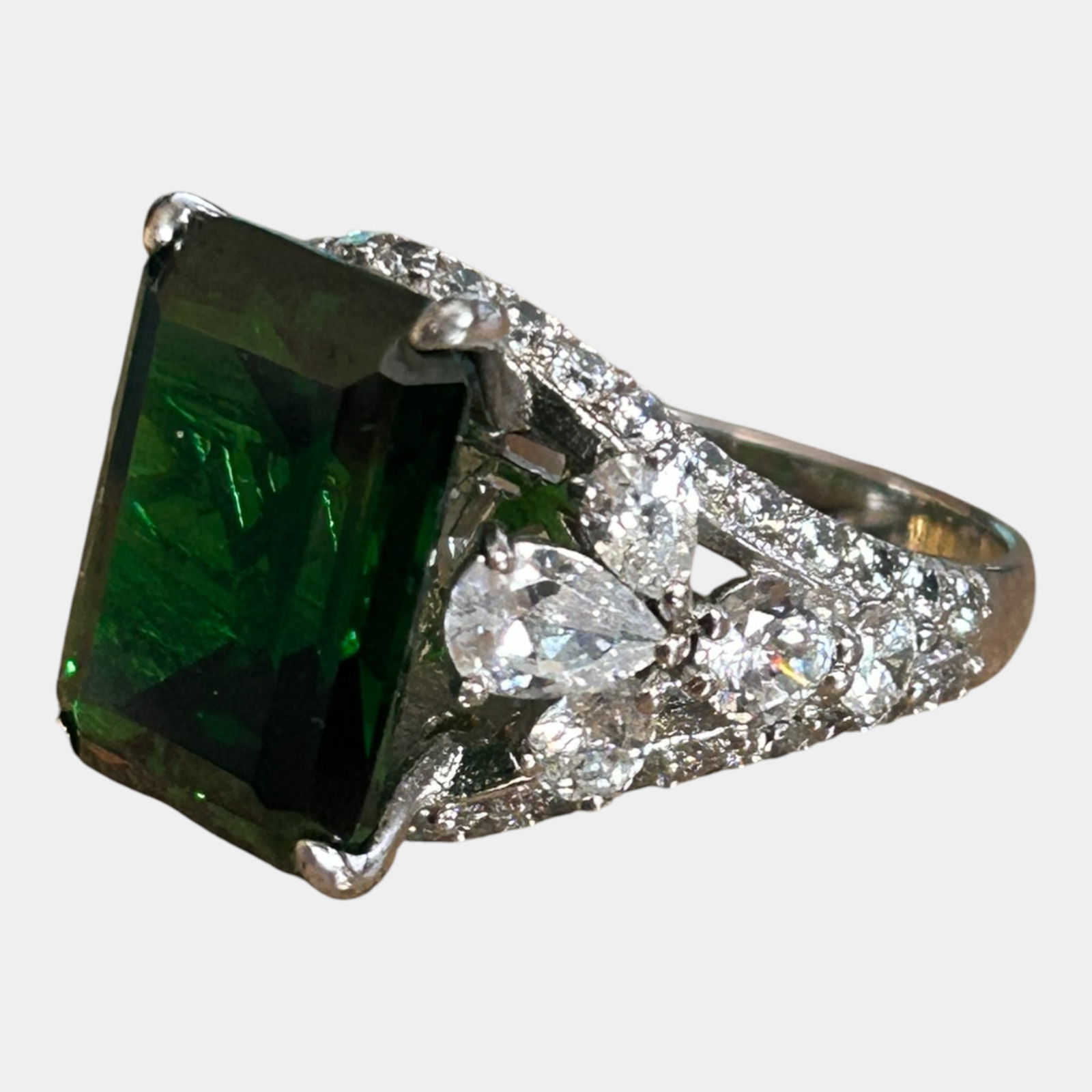 Charles Winston For Bella Luce Sterling Silver 925 Green CZ and accent Ring Size 8: Professional, fast, and affordable in house shipping available for all items. Brilliantly faceted and boldly glamorous, this sterling silver ring features a vivid emerald-cut green CZ framed by spark