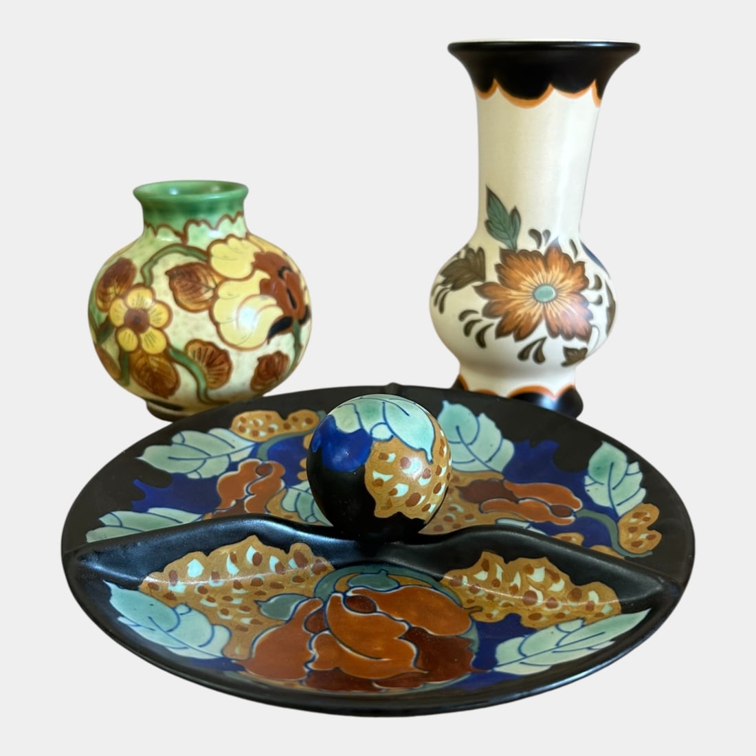 Gouda Holland Regina Lotus And Plateel Flora Blue Green White Art Nouveau Vases Tray: We offer affordable in-house shipping on all items. Gouda Holland Regina Lotus And Plateel Flora Blue Green White Art Nouveau Vases Tray Arranged across varied forms, this Gouda grouping highlights A
