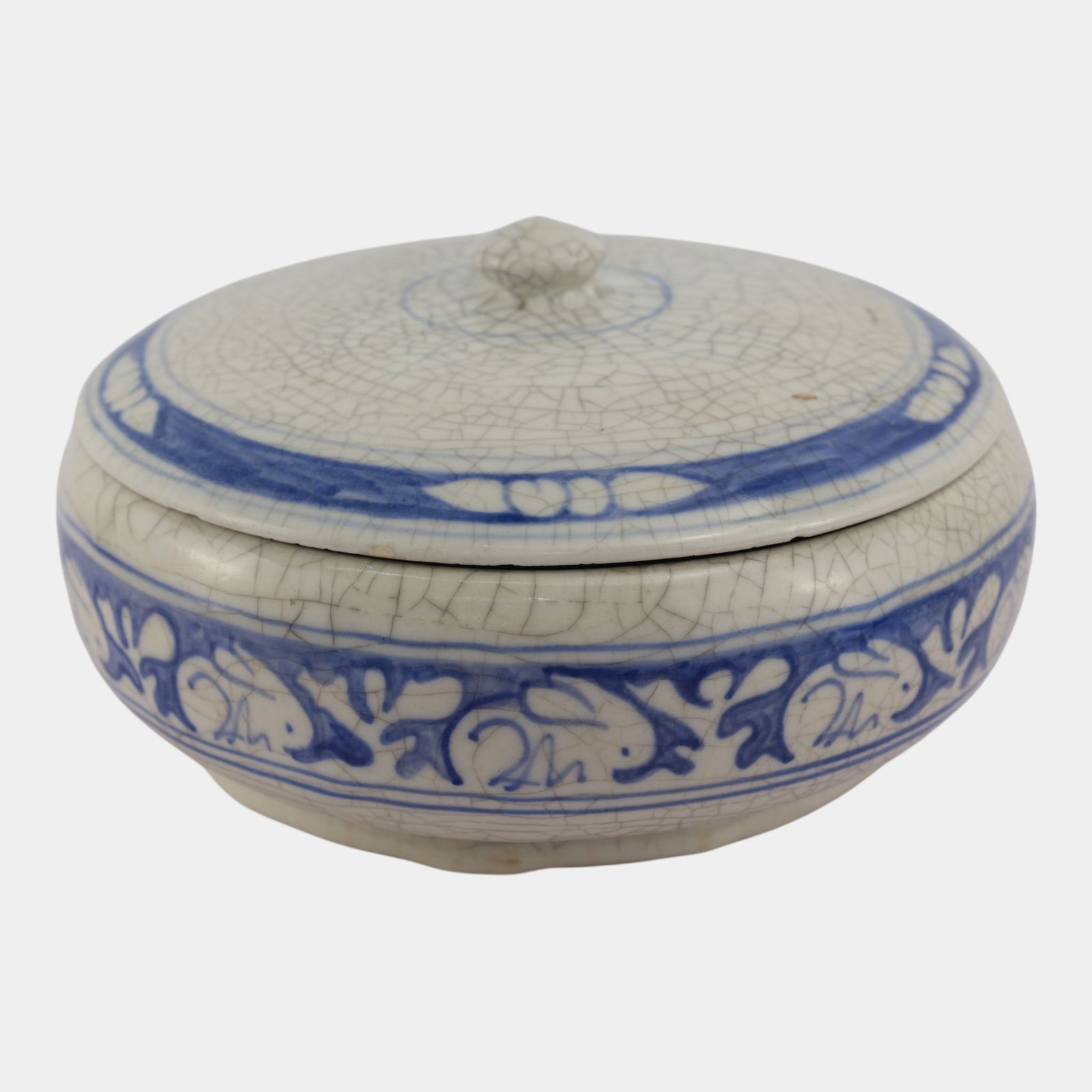 Dedham Pottery 1929-1943 Arts And Crafts Blue Rabbit Ceramic Large Lidded Bowl: We offer affordable in-house shipping on all items. Dedham Pottery 1929-1943 Arts And Crafts Blue Rabbit Ceramic Large Lidded Bowl Presented in a low rounded form, this Dedham covered dish features a