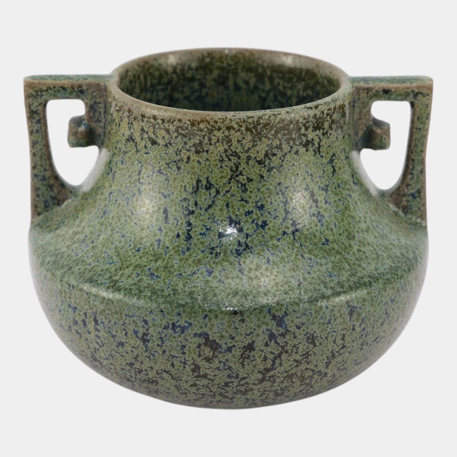 Fulper 1917-1934 Arts And Crafts Pottery Green Leopard Skin Ceramic Vase 452: We offer affordable in-house shipping on all items. Fulper 1917-1934 Arts And Crafts Pottery Green Leopard Skin Ceramic Vase 452 Richly speckled and boldly contoured, this low twin-handled vase featu