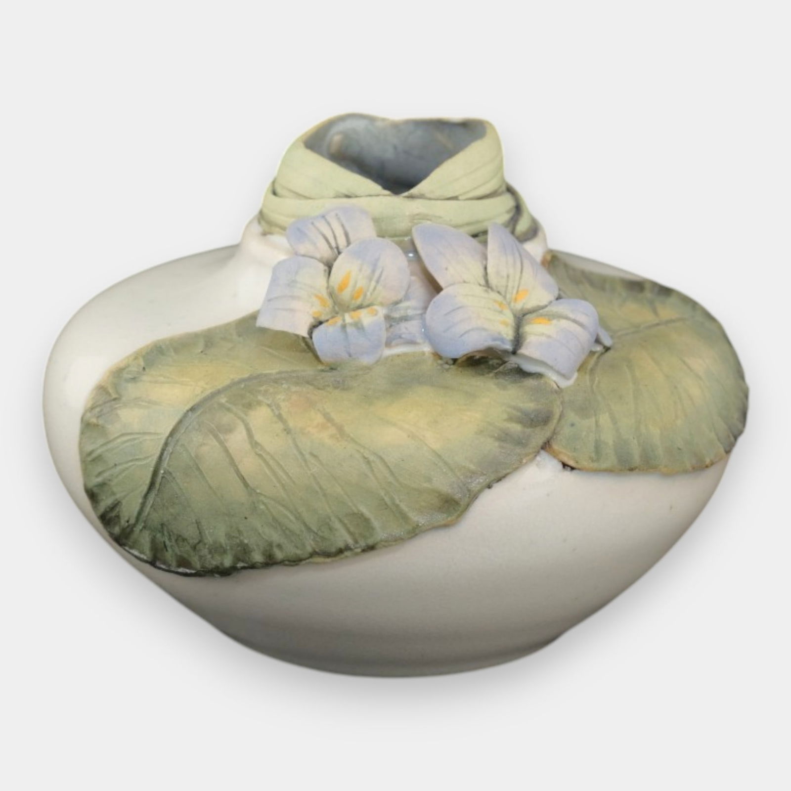 Pratt Clay 2018 Studio Art Pottery Hand Made White Blue Floral & Leaf Ceramic Vase: We offer affordable in-house shipping on all items. Pratt Clay 2018 Studio Art Pottery Hand Made White Blue Floral & Leaf Ceramic Vase Beautifully hand crafted, this 2018 Pratt Clay studio pottery va