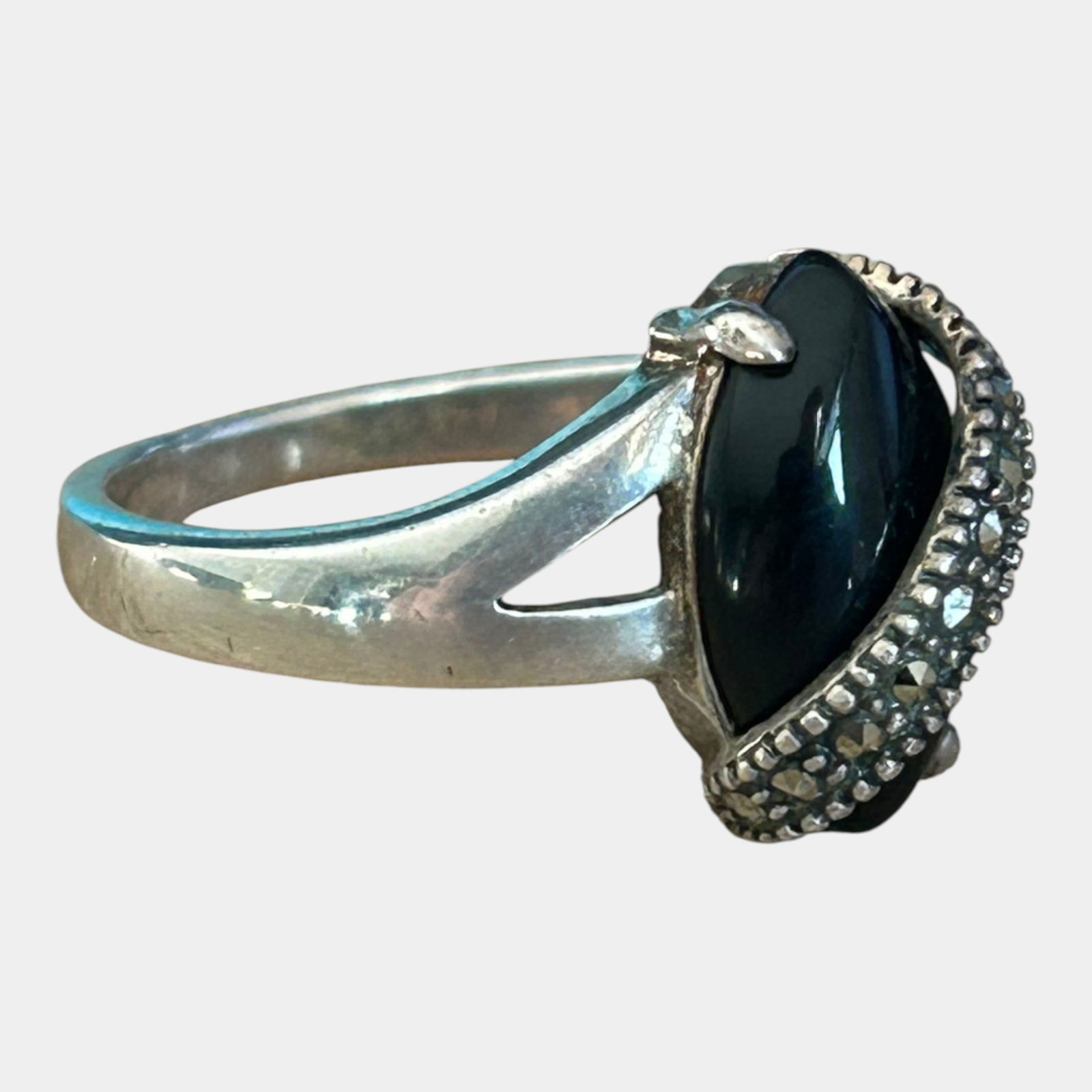 Sterling Silver 925 Art Deco Black Onyx Cabochon And Marcasite Accent Ring Size 8: We offer affordable in-house shipping on all items. Sterling silver ring featuring a large polished black onyx cabochon center stone framed by a halo of sparkling marcasite accents. Elegant elongated