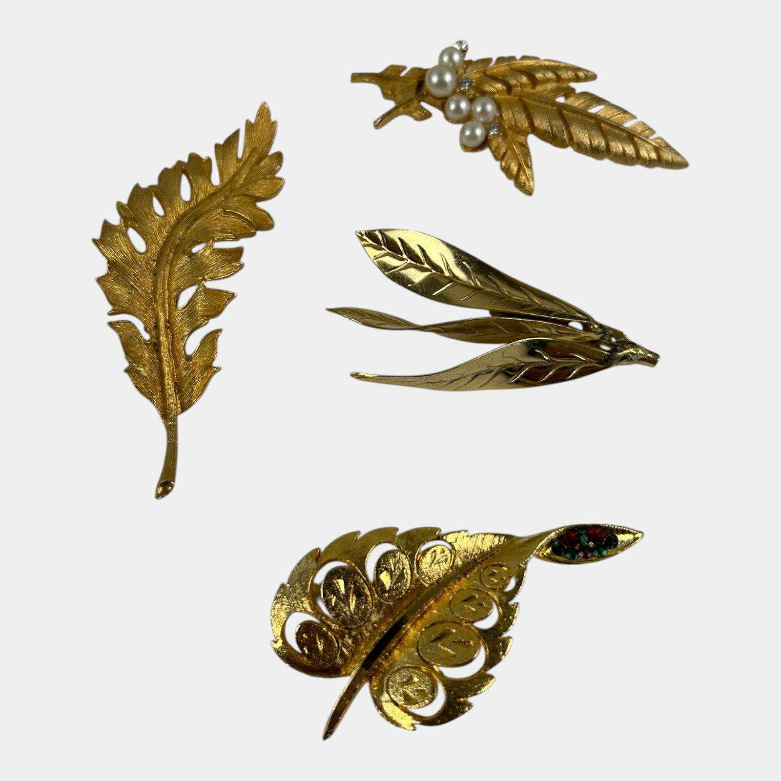 Coro & Other Mid Century Gold Tone Botanical Leaf Sculpted And Jeweled Brooches: Professional, fast, and affordable in house shipping available for all items. Elegantly varied and finely detailed, this vintage brooch lot features an assortment of leaf-inspired designs with texture
