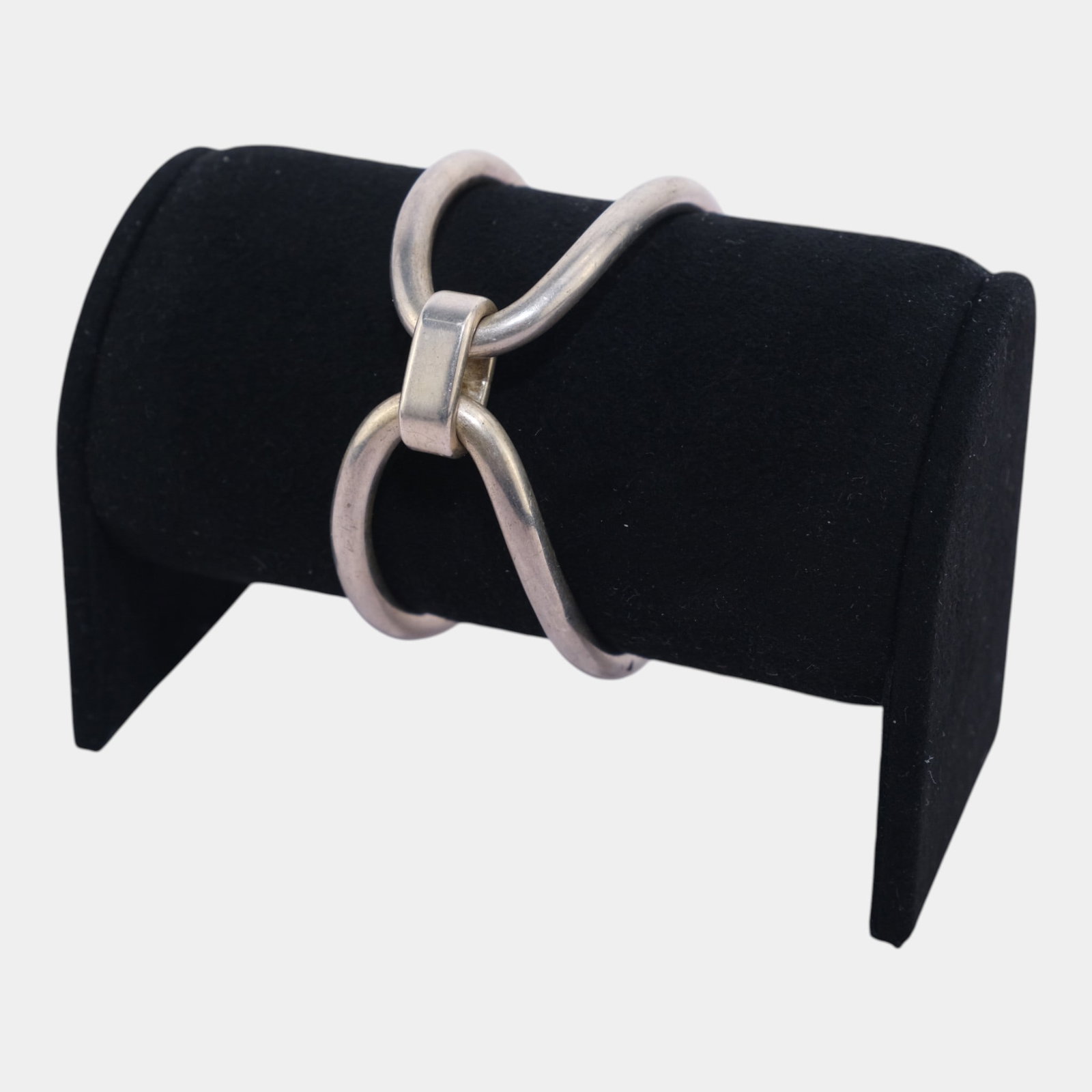 Hans Hansen Denmark Mid Century Modern Sterling Silver Hinged Closed Cuff Bracelet: Professional, fast, and affordable in house shipping available for all items. This Hans Hansen Denmark sterling silver bracelet features a sculptural interlocking form with hinged closure. Its clean, 