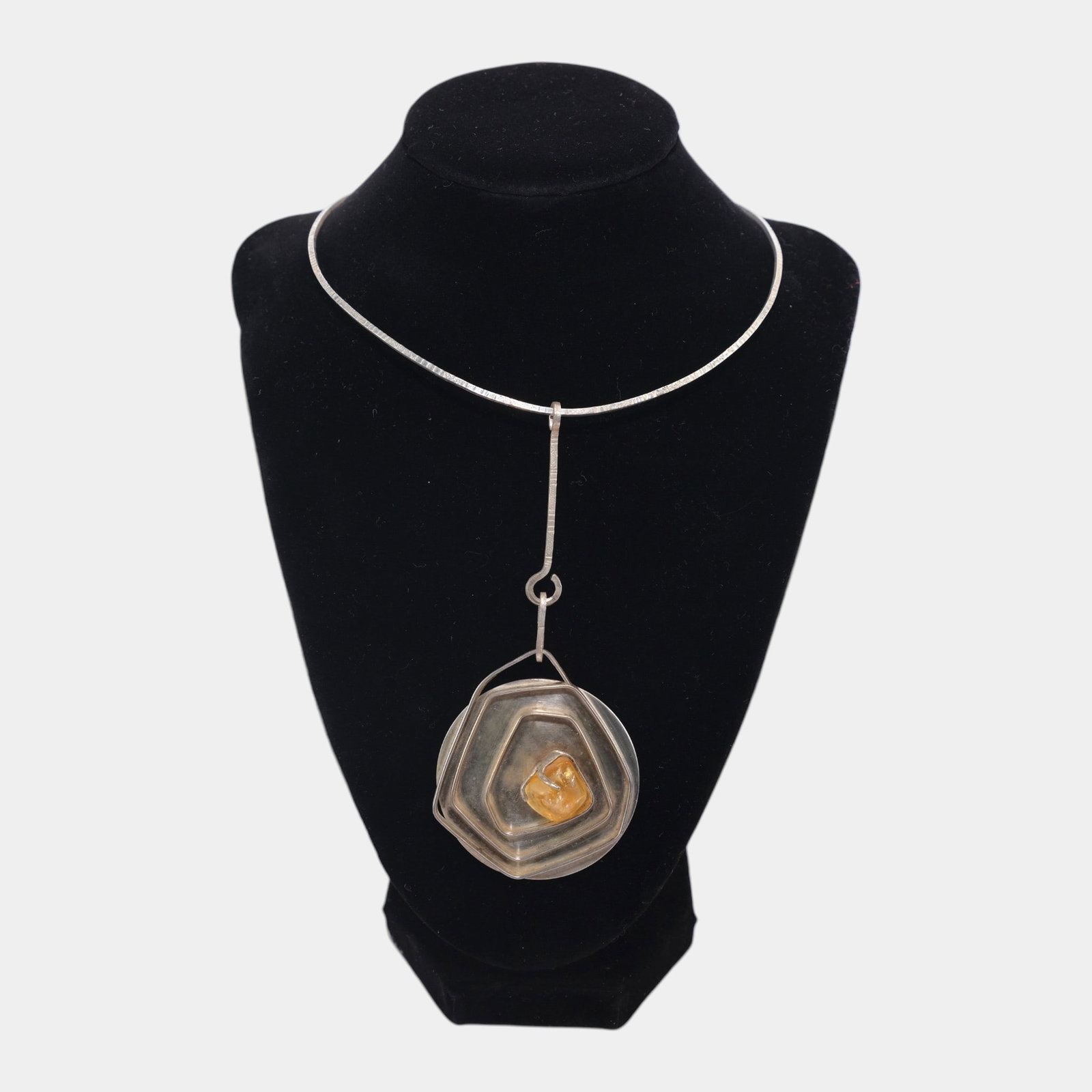 A. Wiltsie Native American Mid Century Modern Sterling Silver Amber Necklace: Professional, fast, and affordable in house shipping available for all items. This mid-century modern sterling silver necklace features a sculptural abstract pendant with layered concentric form and w