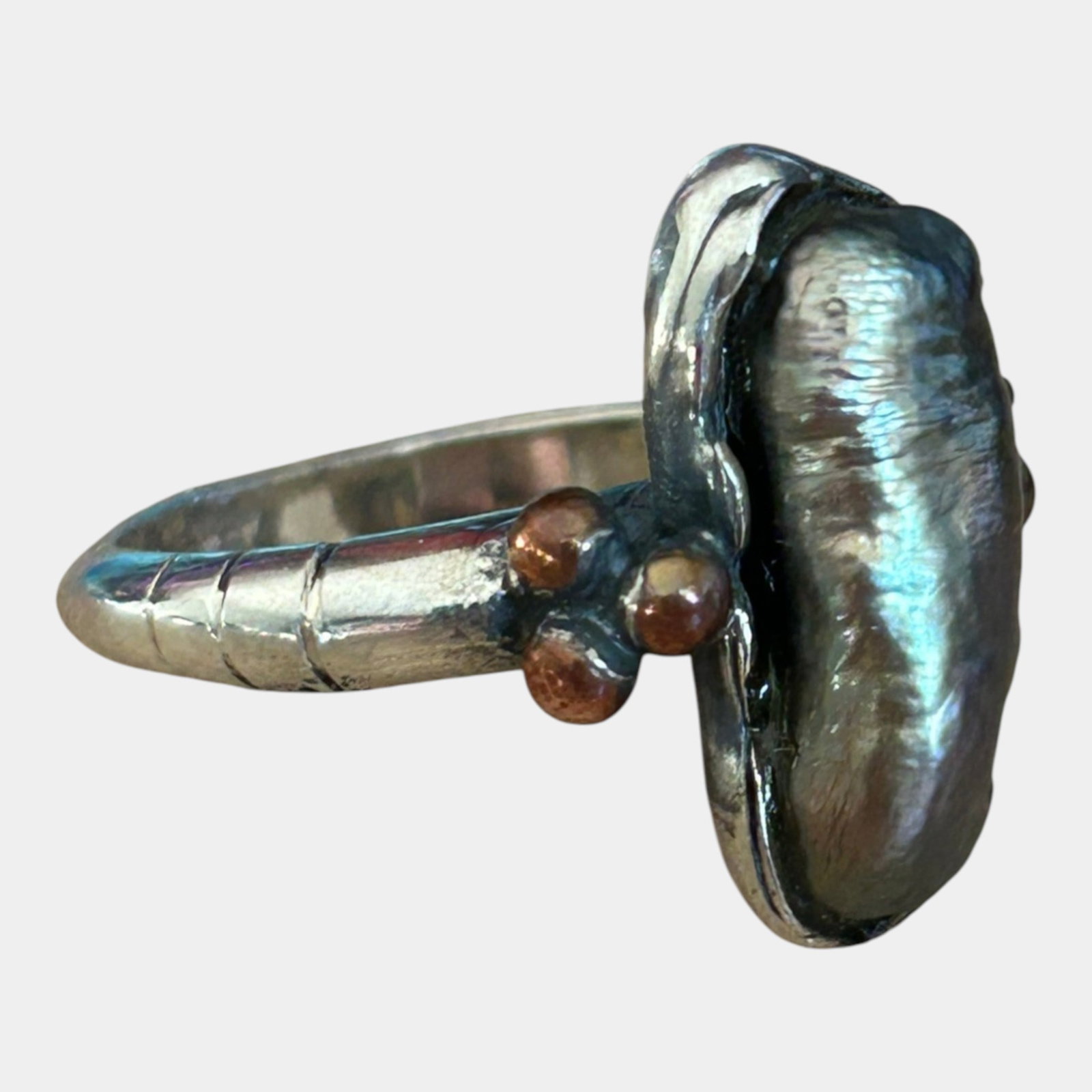 Sterling Silver 925 Baroque Black Pearl And Copper Ball Accented Modernist Ring Size 7.25: Professional, fast, and affordable in house shipping available for all items. Modernist sterling silver ring featuring a large iridescent black baroque pearl centerpiece accented by small copper ball 