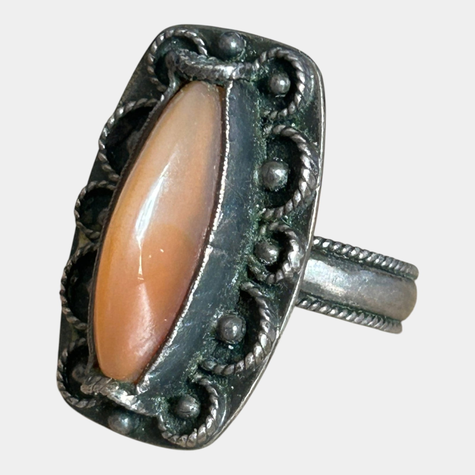 Sterling Silver 925 Mid Century Braided Swirls Carnelian Cabochon Shield Ring Size 8.5: Professional, fast, and affordable in house shipping available for all items. Boldly decorative and sculptural, this vintage ring showcases an elongated peach-toned cabochon set in an ornate sterling 