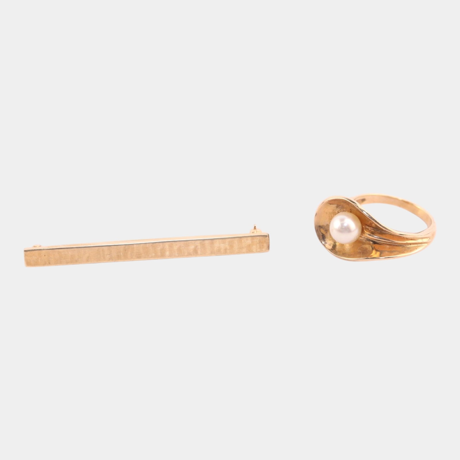 14K Yellow Gold Textured Finish Bar Pin & Mid Century Modern Sculptural Pearl Ring Size 6: Professional, fast, and affordable in house shipping available for all items. Gracefully styled and classically refined, this vintage set features a sculptural 14K gold ring centered with a lustrous p