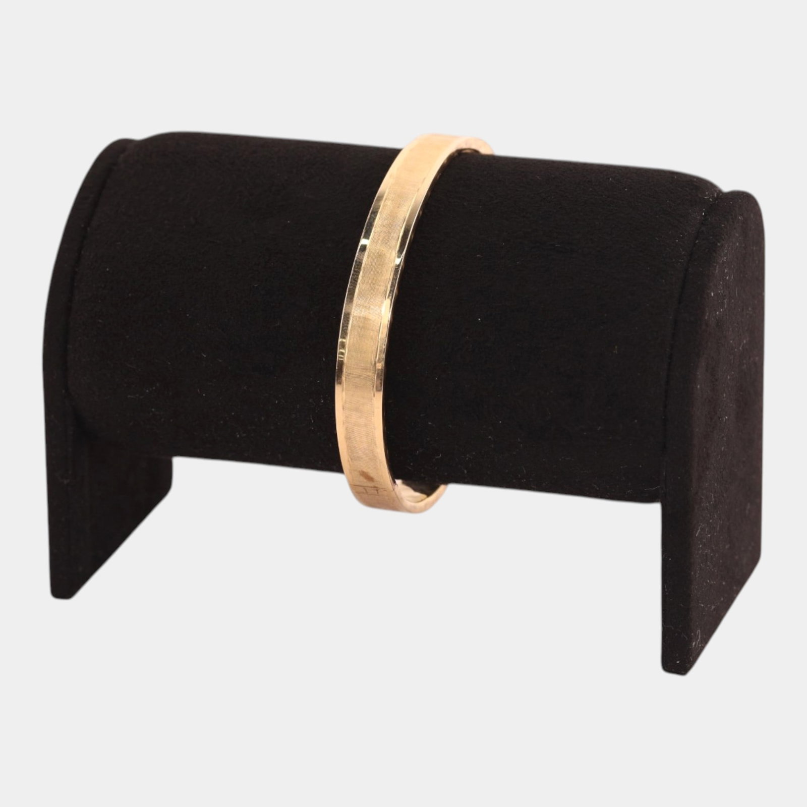 JBR Hand Made 14K Yellow Gold Textured Hinged Bangle Bracelet 11.52 Grams: Professional, fast, and affordable in house shipping available for all items. Sleekly crafted and timeless in appeal, this vintage bracelet features a smooth hinged bangle form in warm gold, showcasin