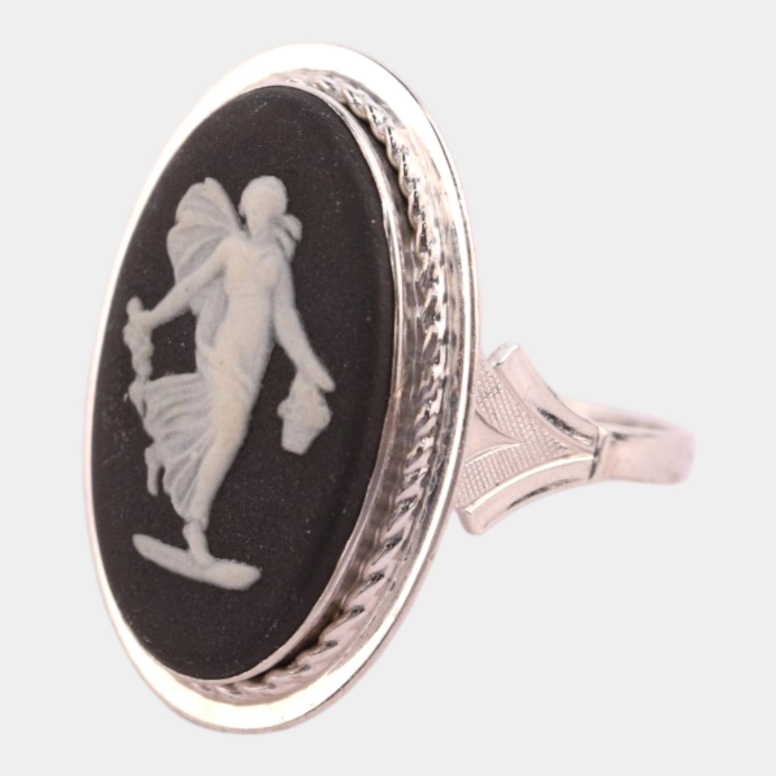 Wedgwood Black Jasperware Cameo 14K White Gold Braided Bezel Art Deco Shank Ring Size 6: Professional, fast, and affordable in house shipping available for all items. Elegantly refined and classically inspired, this Art Deco style ring features a black jasperware cameo with a white classi