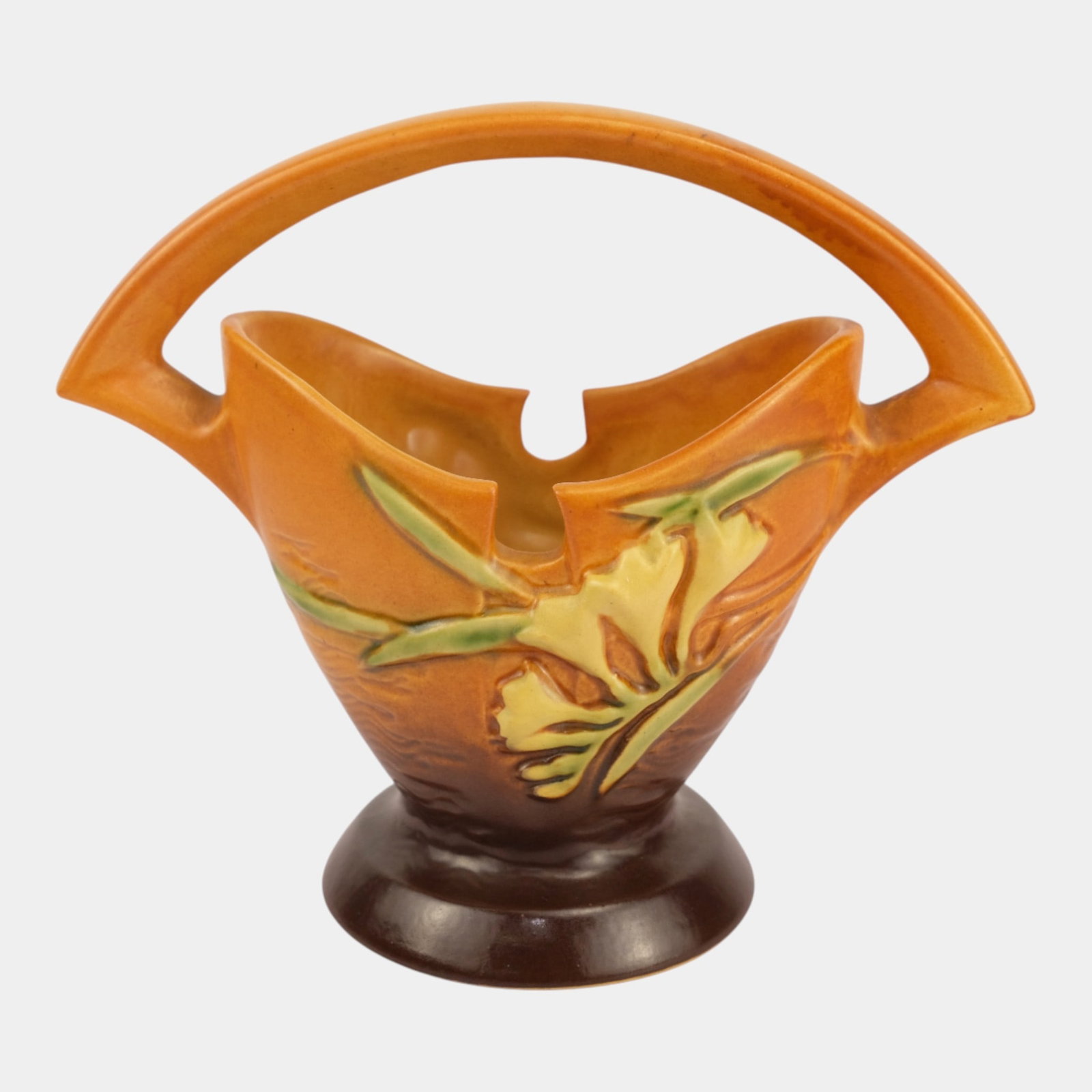 Roseville Freesia Brown 1945 Mid Century Modern Art Pottery Ceramic Basket 390-7: We offer affordable in-house shipping on all items. Roseville Freesia Brown 1945 Mid Century Modern Art Pottery Ceramic Basket 390-7 Excellent condition. Age related wear. Basket is 7 1/4" tall and 8 