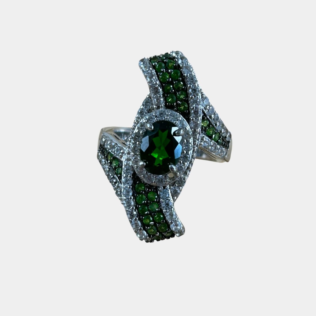 Vintage Green Clear Prong Set Stones Sterling Silver Ring Size 6.5: We offer affordable in-house shipping on all items. Vivid and eye-catching, this sterling silver ring features a central deep green faceted stone framed by sweeping rows of sparkling green and white a
