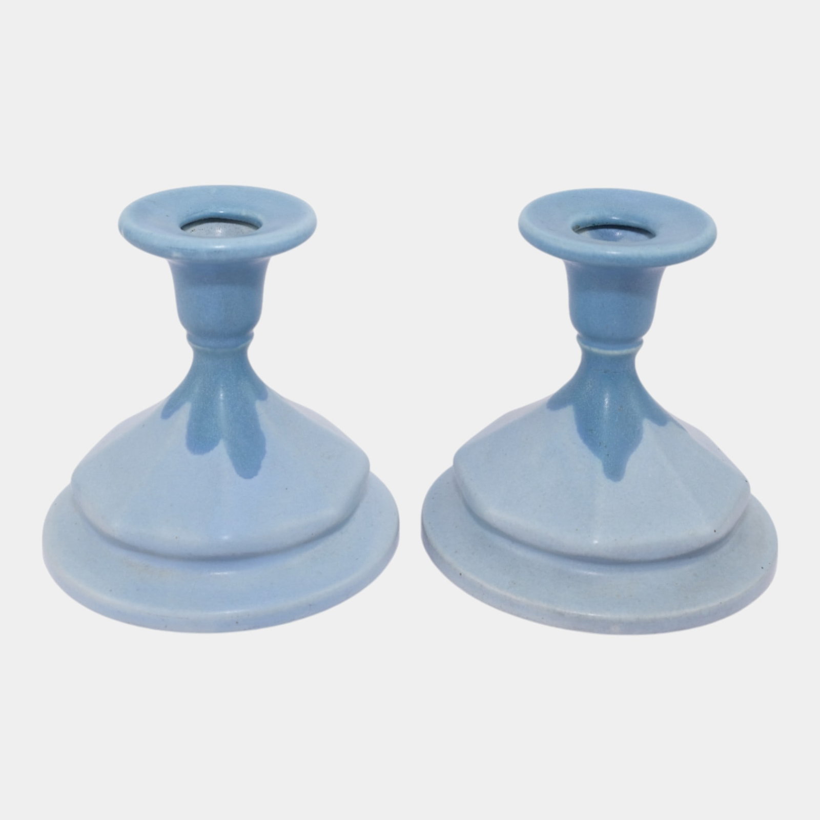 Roseville Carnelian I Blue 1926 Arts And Crafts Pottery Candle Holders 1065-4: We offer affordable in-house shipping on all items. Roseville Carnelian I Blue 1926 Arts And Crafts Pottery Candle Holders 1065-4 Shows well with cleanly reattached neck to one. No other chips, cracks