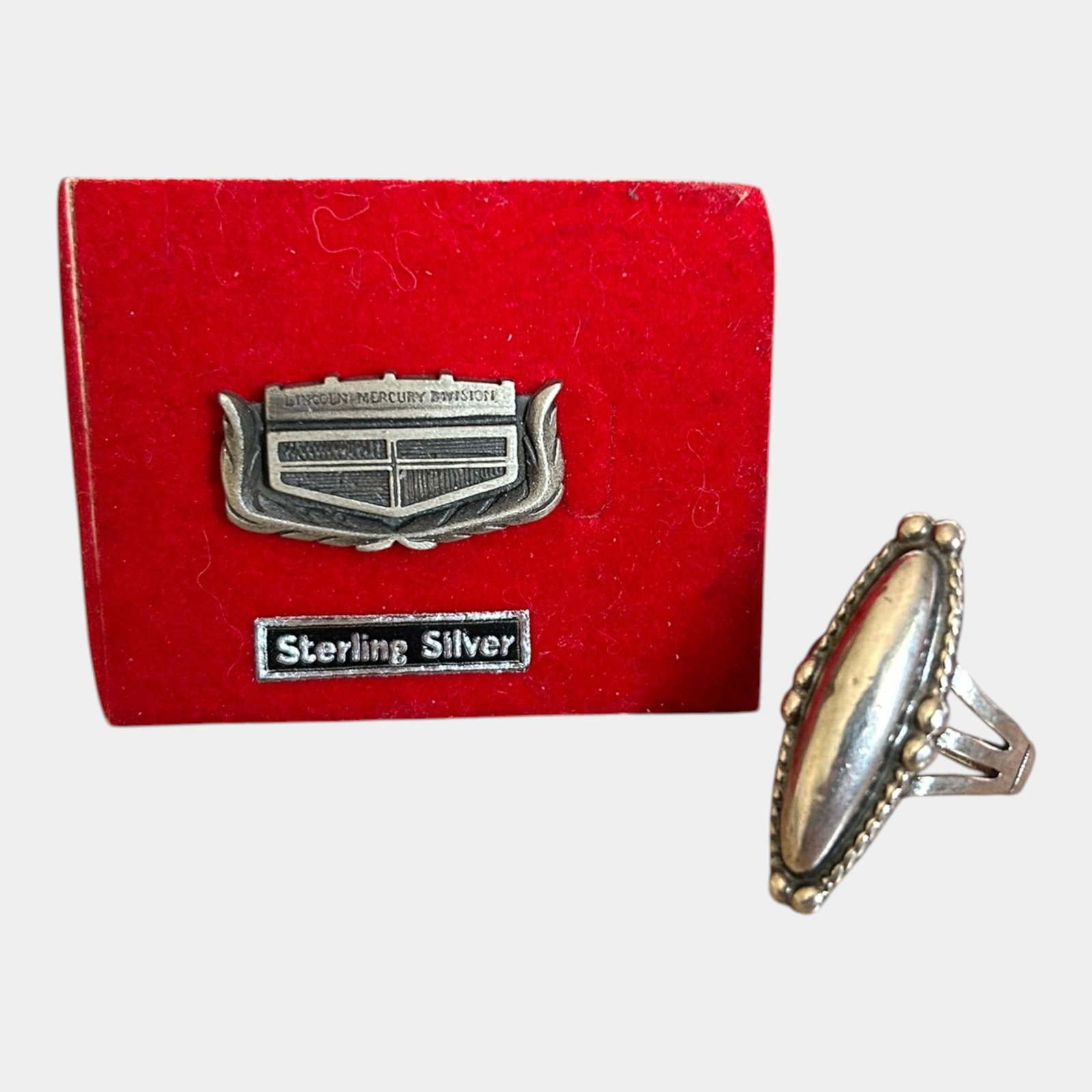 Lincoln Mercury Division Sterling Silver Tie Clip & Sterling Silver 925 Southwest Oval Braided Bezel: We offer affordable in-house shipping on all items. Excellent condition. Age related wear. Clip weighs 7.3 grams and the ring weighs 5.5 grams for a combined weight of 12.8 grams.