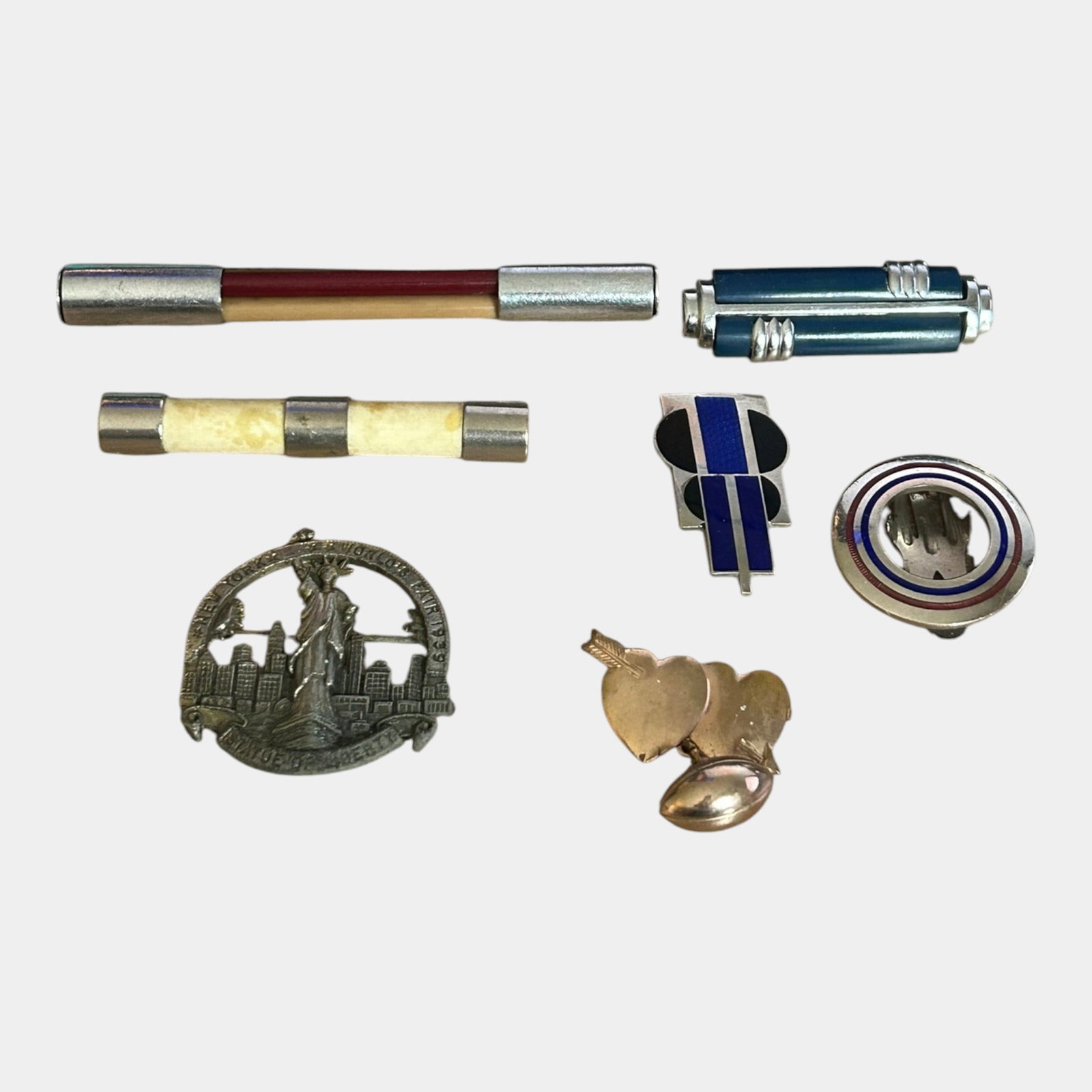 20th Century Art Deco Bakelite Bar Pin, 1939 Worlds Fair, & Heart Brooches And Art Deco Clips (1 of 3)