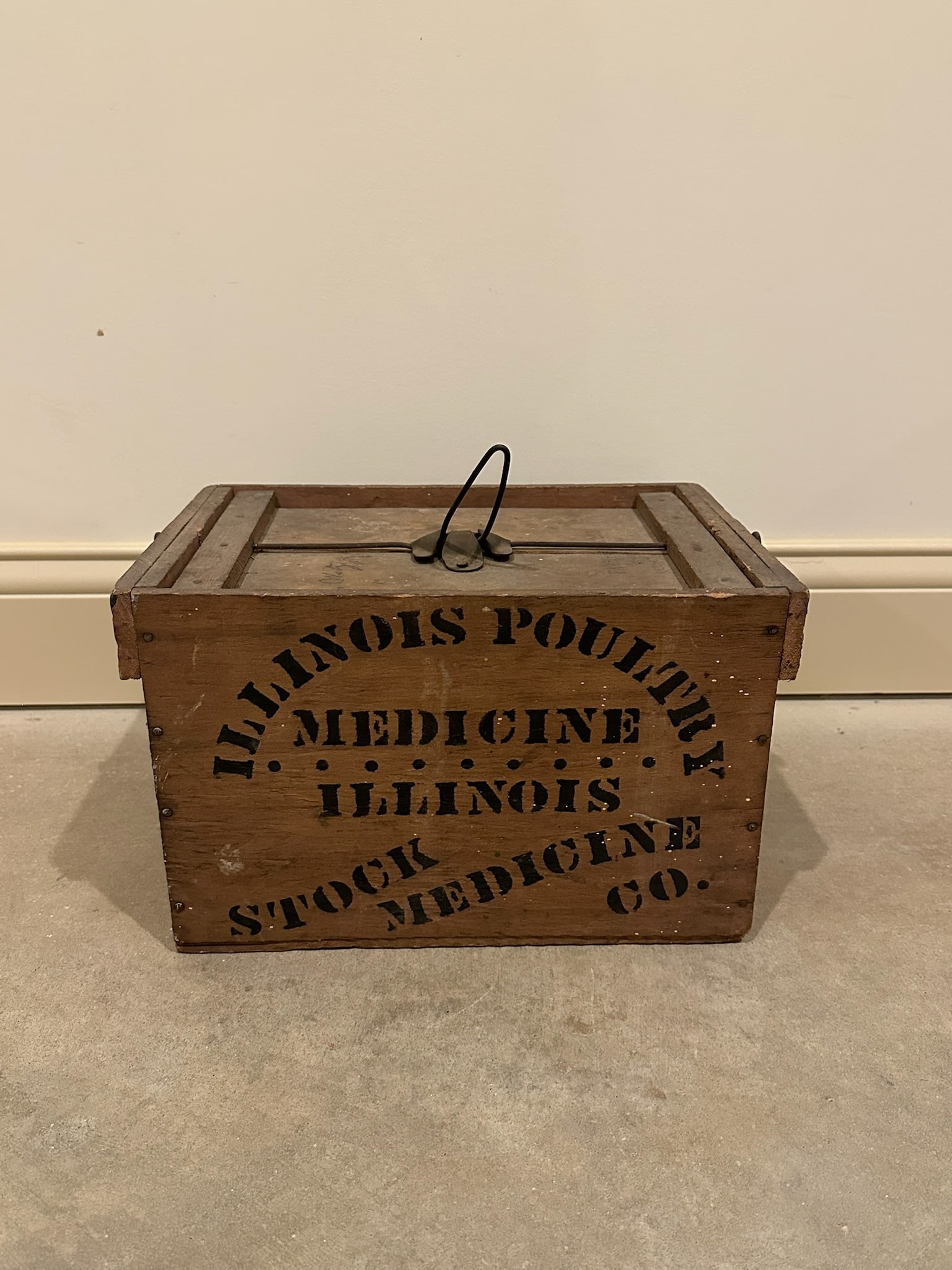 Illinois Poultry Stock Medicine Co. Early 1900s Lidded Wooden Veterinary Crate (1 of 4)