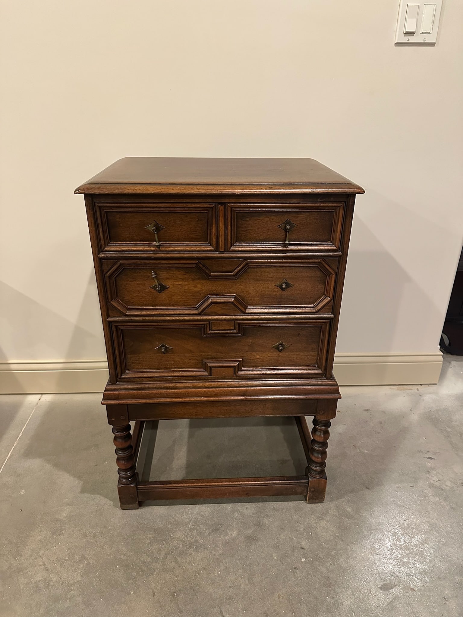 Kittinger Distinctive Furniture American Walnut Chest Of Drawers With Lifted Base: We offer affordable in-house shipping on all items. Kittinger Distinctive Furniture American Walnut Chest Of Drawers With Lifted Base Excellent condition. Age related wear. Handle hardware has missing