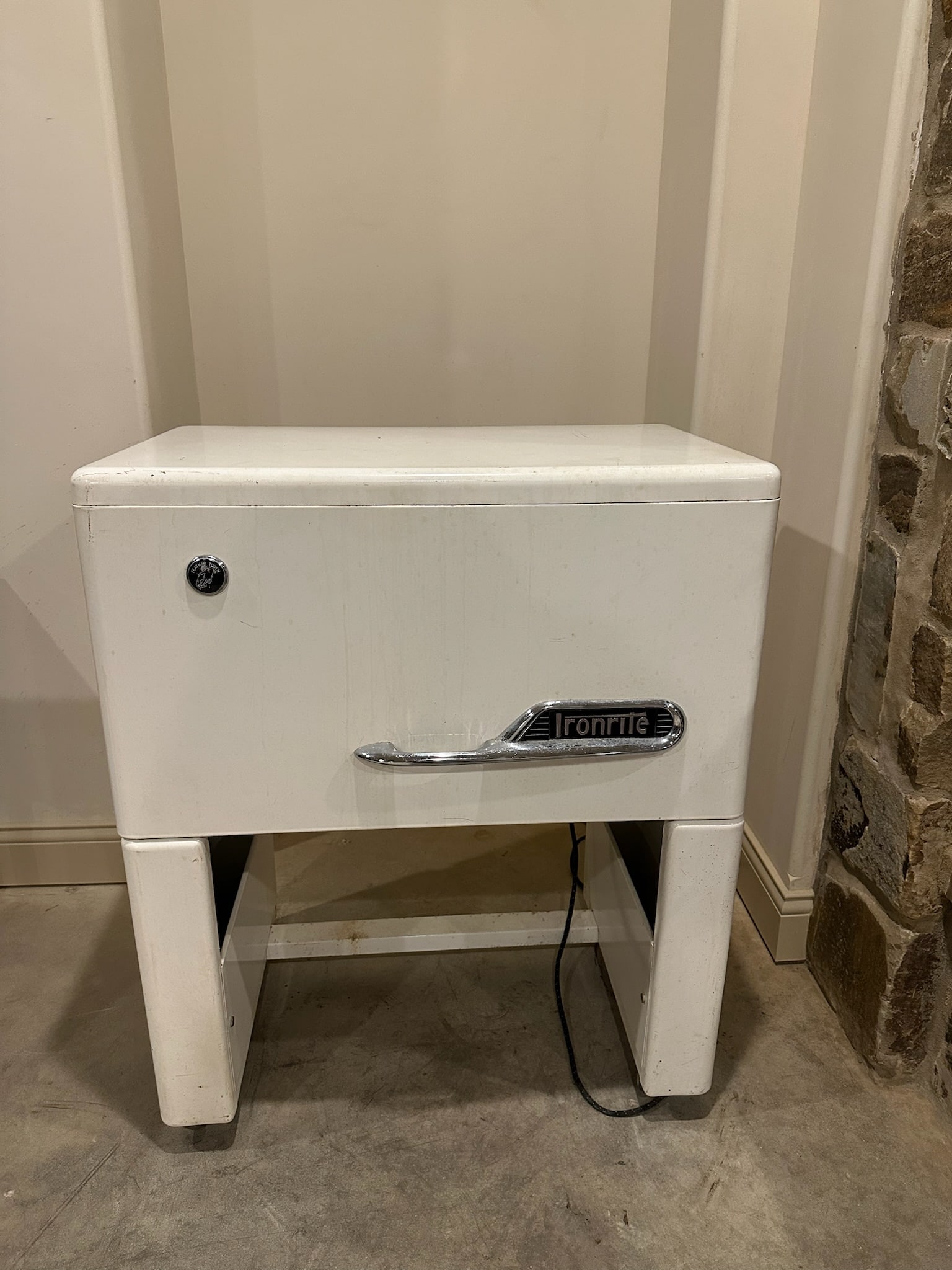 Ironrite Inc Mount Clemens Michigan White Model 85 Electric Ironer Machine: We offer affordable in-house shipping on all items. Ironrite Inc Mount Clemens Michigan White Model 85 Electric Ironer Machine Excellent condition. Age related wear. Ironer is 37" tall, 30" wide, and 