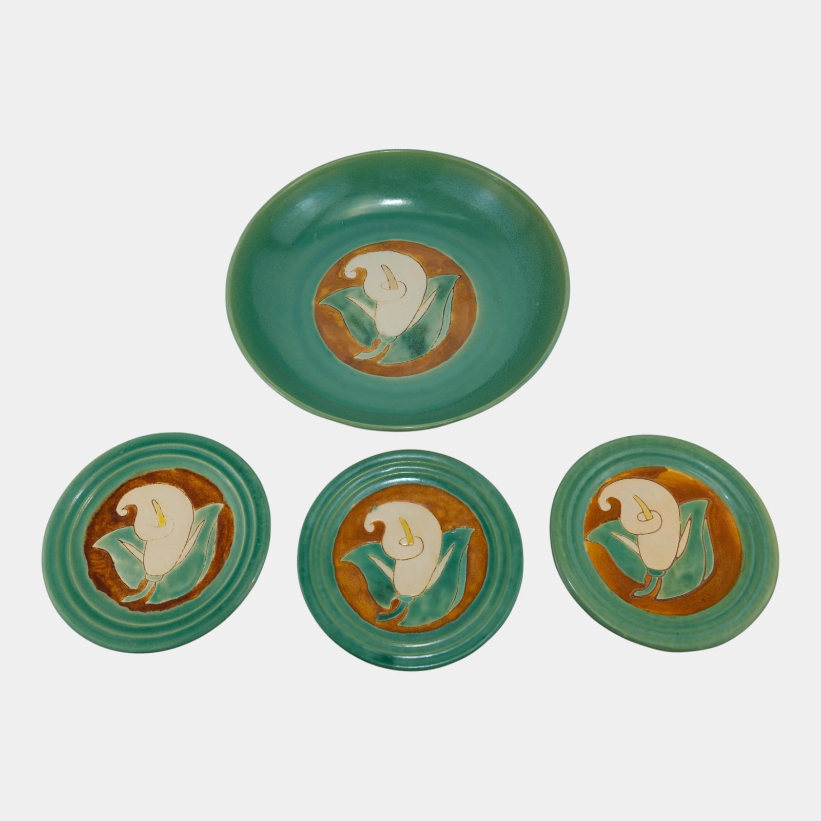 San Jose 1940s Texas Art Pottery Set of Cala Lily Plates and Large Serving Bowl: We offer affordable in-house shipping on all items.For higher resolution images please visit bid.craftedauctions.com San Jose 1940s Texas Art Pottery Set of Cala Lily Plates and Large Serving Bowl Exc