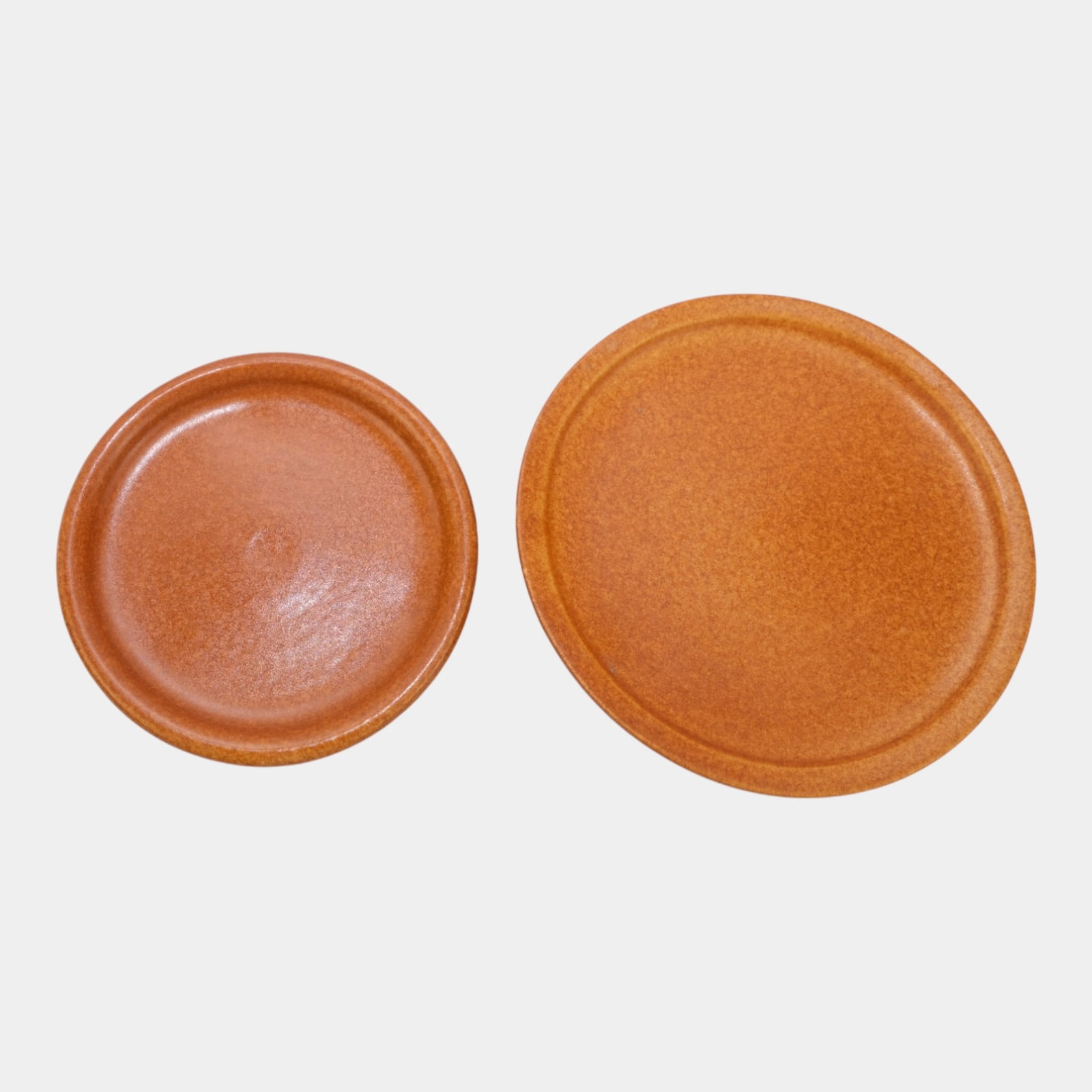 Roseville Raymor Orange Vintage Mid Century Art Pottery Ceramic Trivets: We offer affordable in-house shipping on all items.For higher resolution images please visit bid.craftedauctions.com Roseville Raymor Orange Vintage Mid Century Art Pottery Ceramic Trivets Excellent o