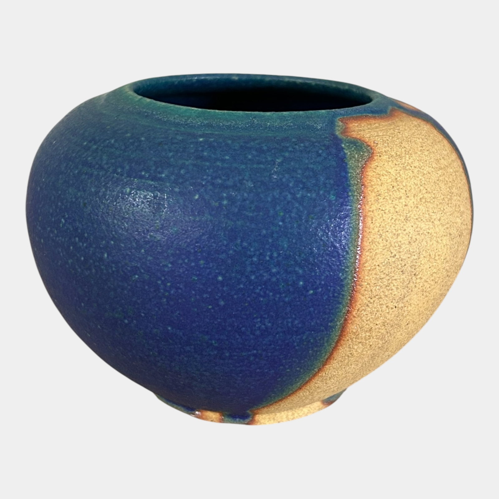 Polly Whitcomb Studio Art Pottery Blue Tan Abstract Textured Body Vase: We offer affordable in-house shipping on all items.For higher resolution images please visit bid.craftedauctions.com Polly Whitcomb Studio Art Pottery Blue Tan Abstract Textured Body Vase Excellent co