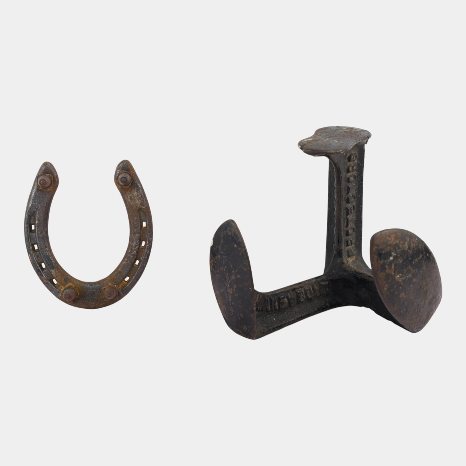 Late 19th Century Victorian Cast Iron Cobbler's Anvil Tool With Diamond Metal Horse Shoe: We offer affordable in-house shipping on all items.For higher resolution images please visit bid.craftedauctions.com Late 19th Century Victorian Cast Iron Cobbler's Anvil Tool With Diamond Metal Horse