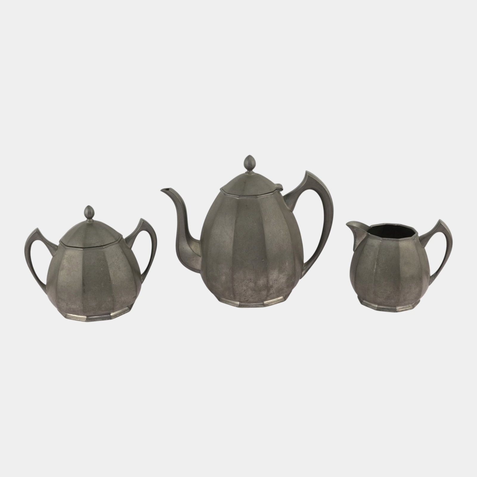 Pairpoint MFG Co. 1930s American Art Deco Pewter Teapot With Creamer & Sugar Bowl: We offer affordable in-house shipping on all items.For higher resolution images please visit bid.craftedauctions.com Pairpoint MFG Co. 1930s American Art Deco Pewter Teapot With Creamer & Sugar Bowl E