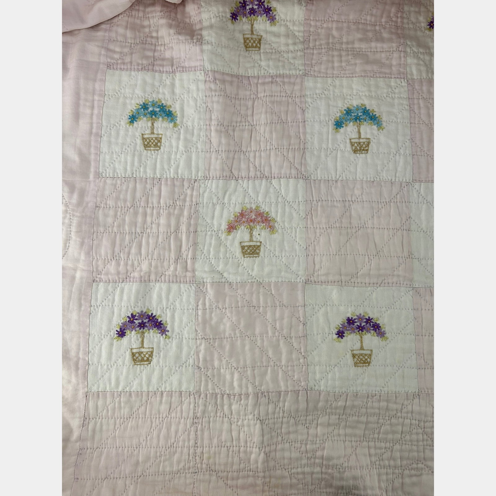 Vintage Hand Stitched Floral Basket Applique Patchwork Quilt Bedspread Coverlet: We offer affordable in-house shipping on all items.For higher resolution images please visit bid.craftedauctions.com Vintage Hand Stitched Floral Basket Applique Patchwork Quilt Bedspread Coverlet Exc