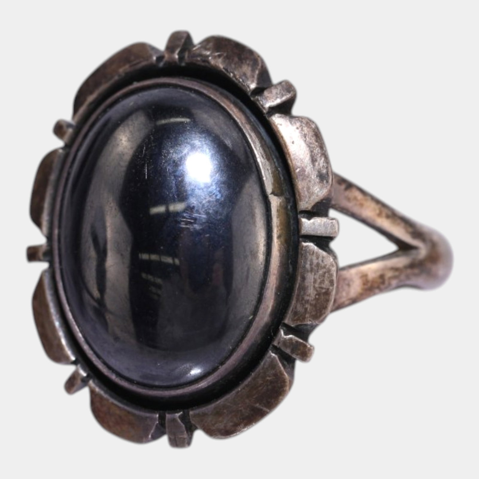 Henry Yazzie Native American Navajo Sterling Silver Black Stone Scalloped Border Ring Size 6.75: We offer affordable in-house shipping on all items.For higher resolution images please visit bid.craftedauctions.com Boldly handcrafted and richly detailed, this Henry Yazzie Navajo sterling silver ri