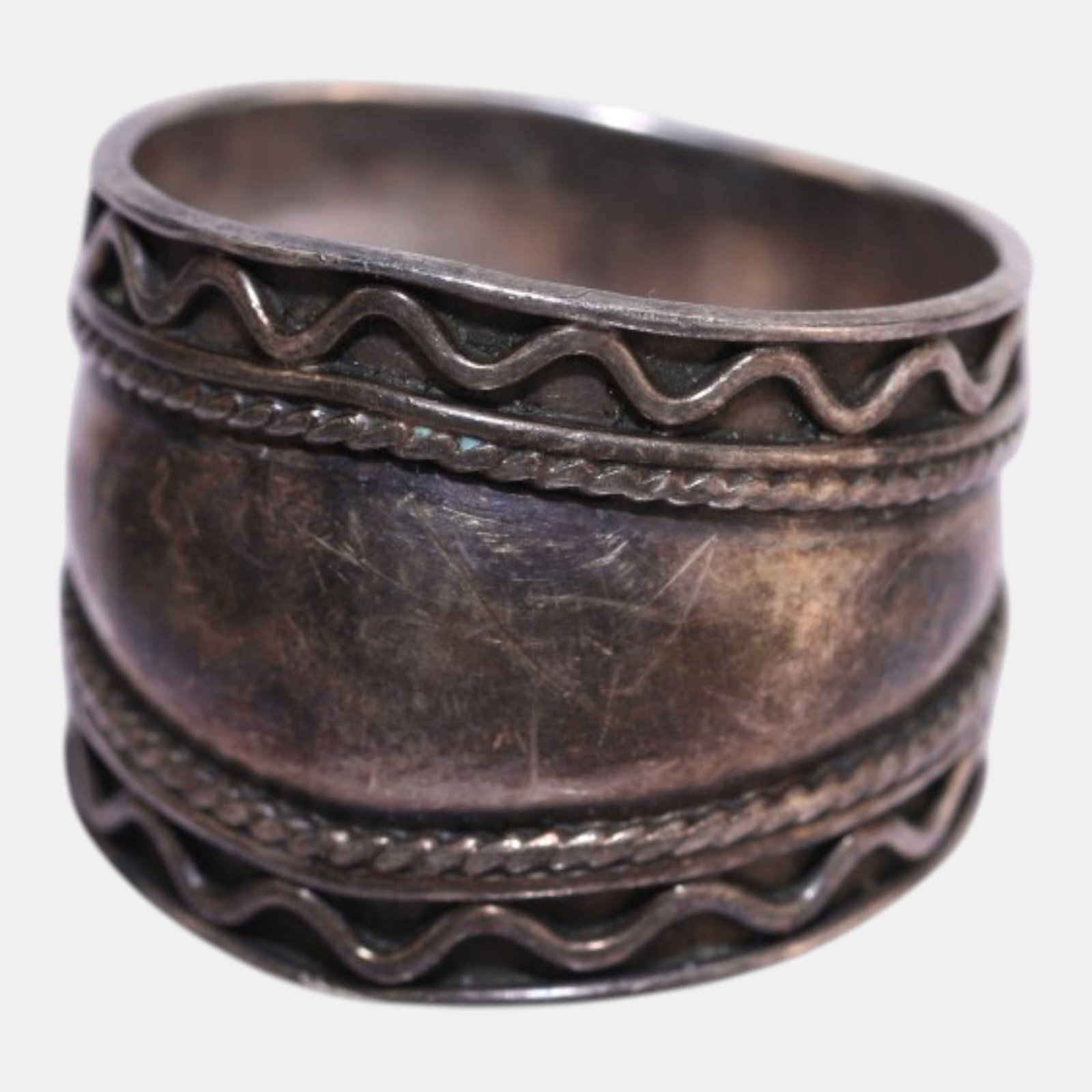 Sterling Silver 925 Wave & Braided Geometric Decorated Borders Wide Band Ring Size 8.5: We offer affordable in-house shipping on all items.For higher resolution images please visit bid.craftedauctions.com Boldly handcrafted and richly textured, this vintage sterling silver band ring feat