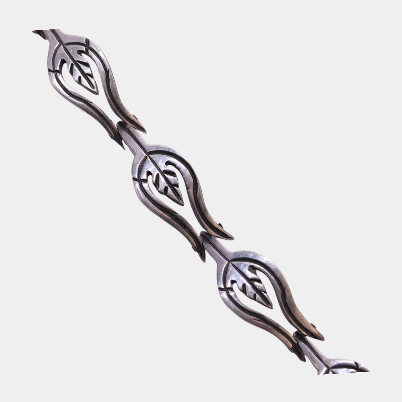 Rafaela Torres Mateos For Taxco Sterling Silver 925 Mid Century Modernist Leaf Link Bracelet: Professional, fast, and affordable in house shipping available for all items.For higher resolution images please visit www.bid.craftedauctions.com Elegantly sculptural and distinctly modernist, this R