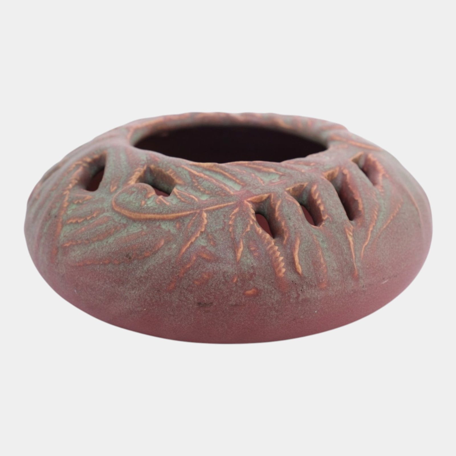 Rookwood 1910 Vintage Arts And Crafts Pottery Mottled Green Over Pink Reticulated Bowl 1388: Professional, fast, and affordable in house shipping available for all items.For higher resolution images please visit www.bid.craftedauctions.com Rookwood 1910 Vintage Arts And Crafts Pottery Mottled