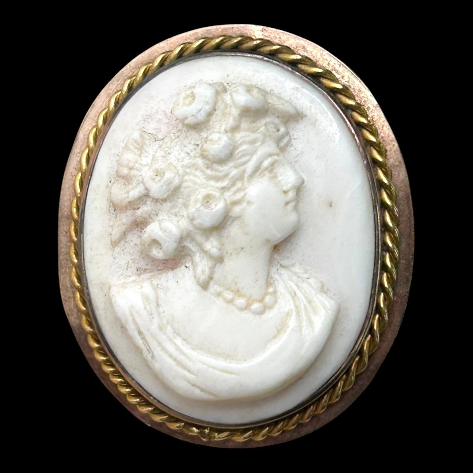 10K Yellow Gold Hand Carved Shell Cameo Classical Lady Brooch Pendant With Twisted Rope Border: Professional, fast, and affordable in house shipping available for all items.For higher resolution images please visit bid.craftedauctions.com Beautifully hand carved, this 10K yellow gold shell cameo