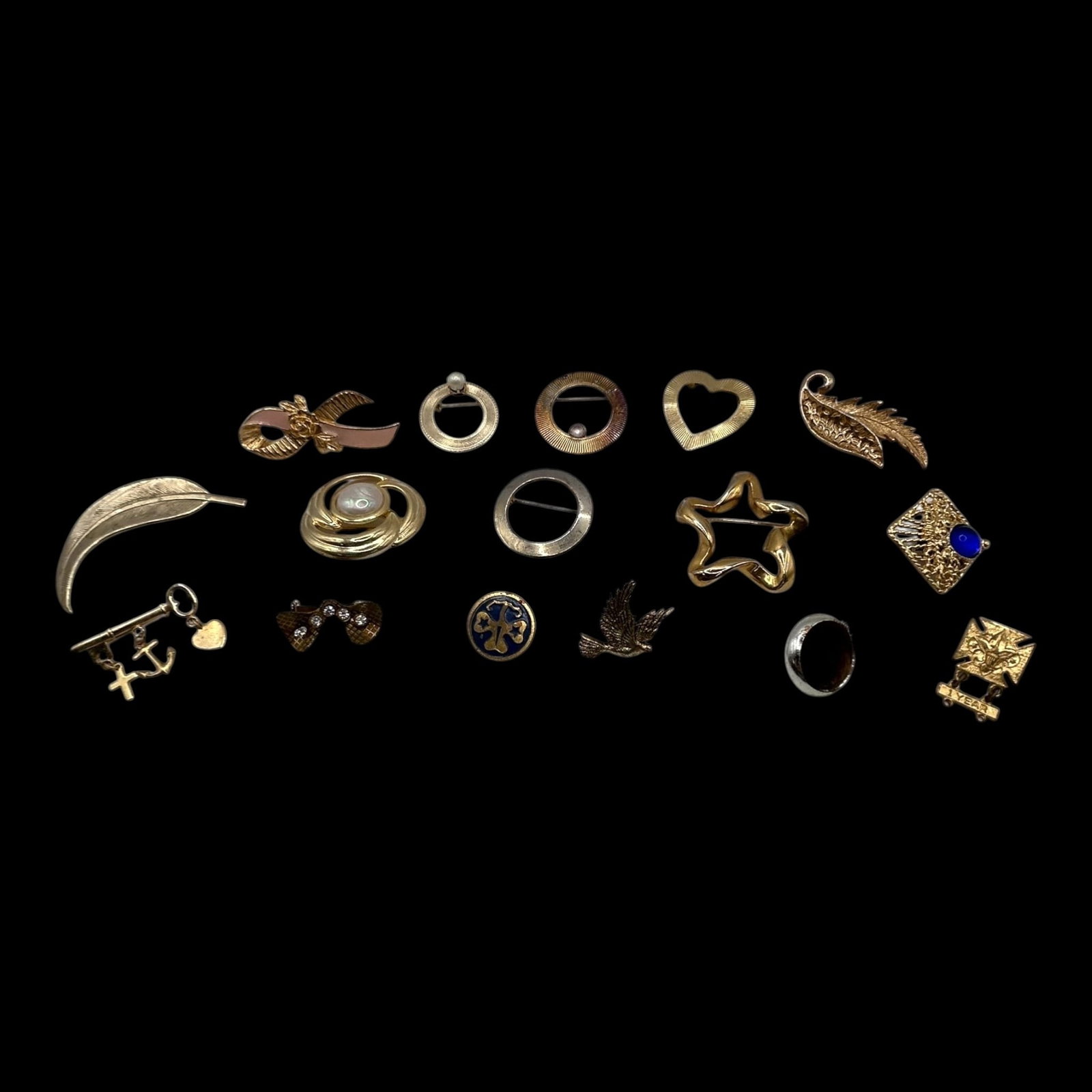 Costume Jewelry Mixed Brooch Lot With Figural Hearts Stars Rhinestones And Novelty Designs (1 of 1)
