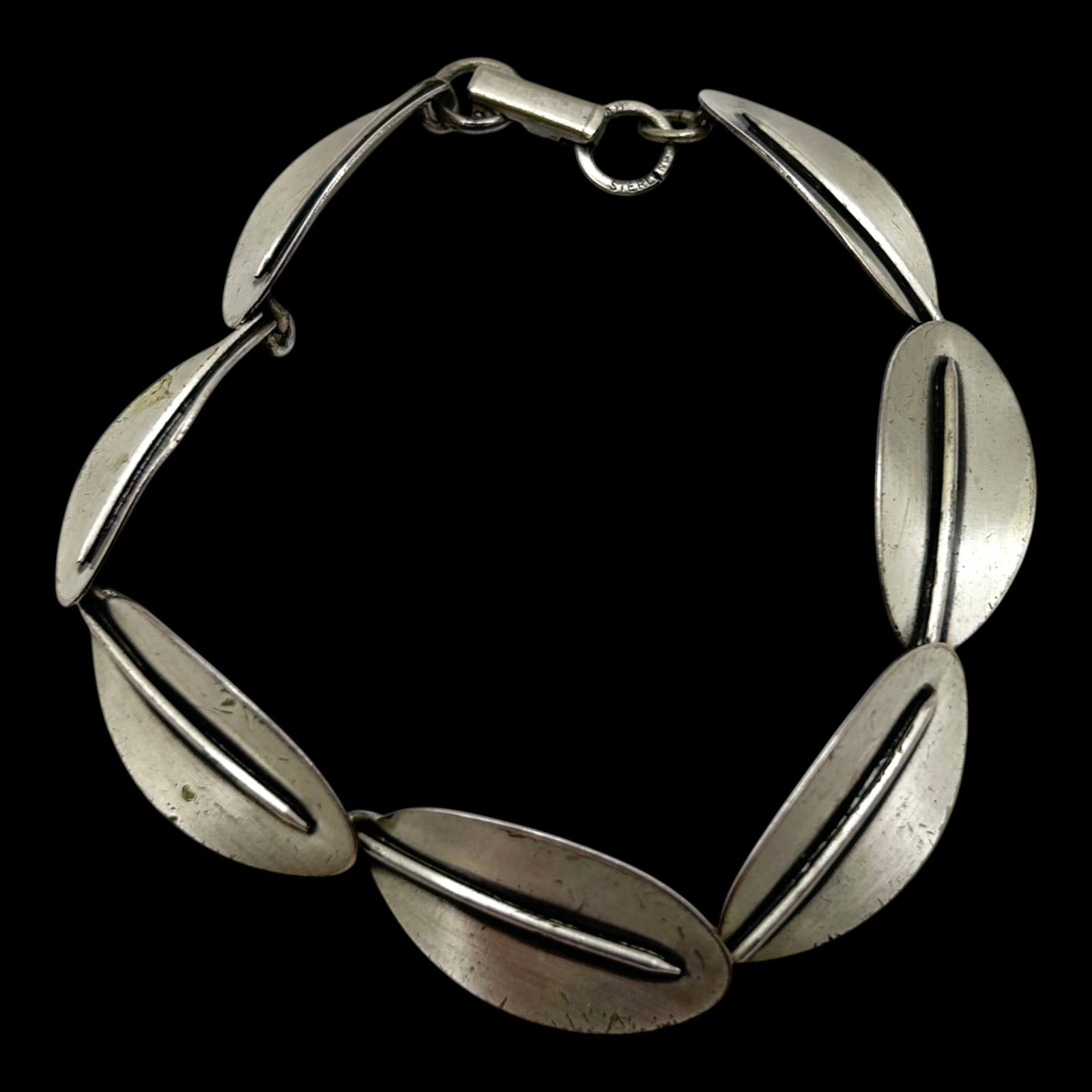 Sterling Silver Modernist Graduated Oval Link Bracelet With Satin Finish Geometric Design: Professional, fast, and affordable in house shipping available for all items.For higher resolution images please visit bid.craftedauctions.com Sleekly sculpted, this sterling silver bracelet features 