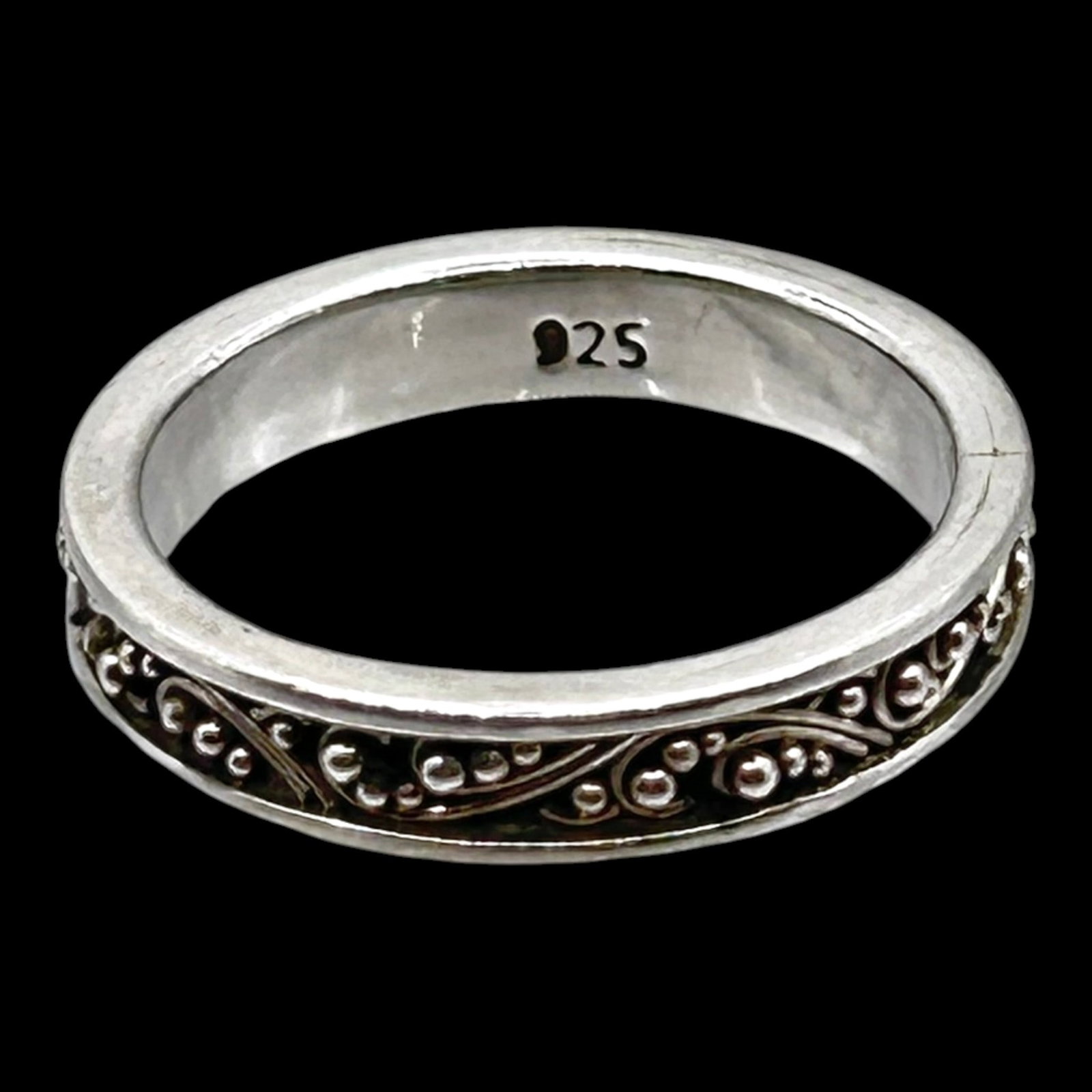 Lois Hill Sterling Silver Scroll Engraved Band Ring With Oxidized Milgrain Foliate Design Wedding: Professional, fast, and affordable in house shipping available for all items.For higher resolution images please visit bid.craftedauctions.com Elegantly detailed, this sterling silver band ring featur