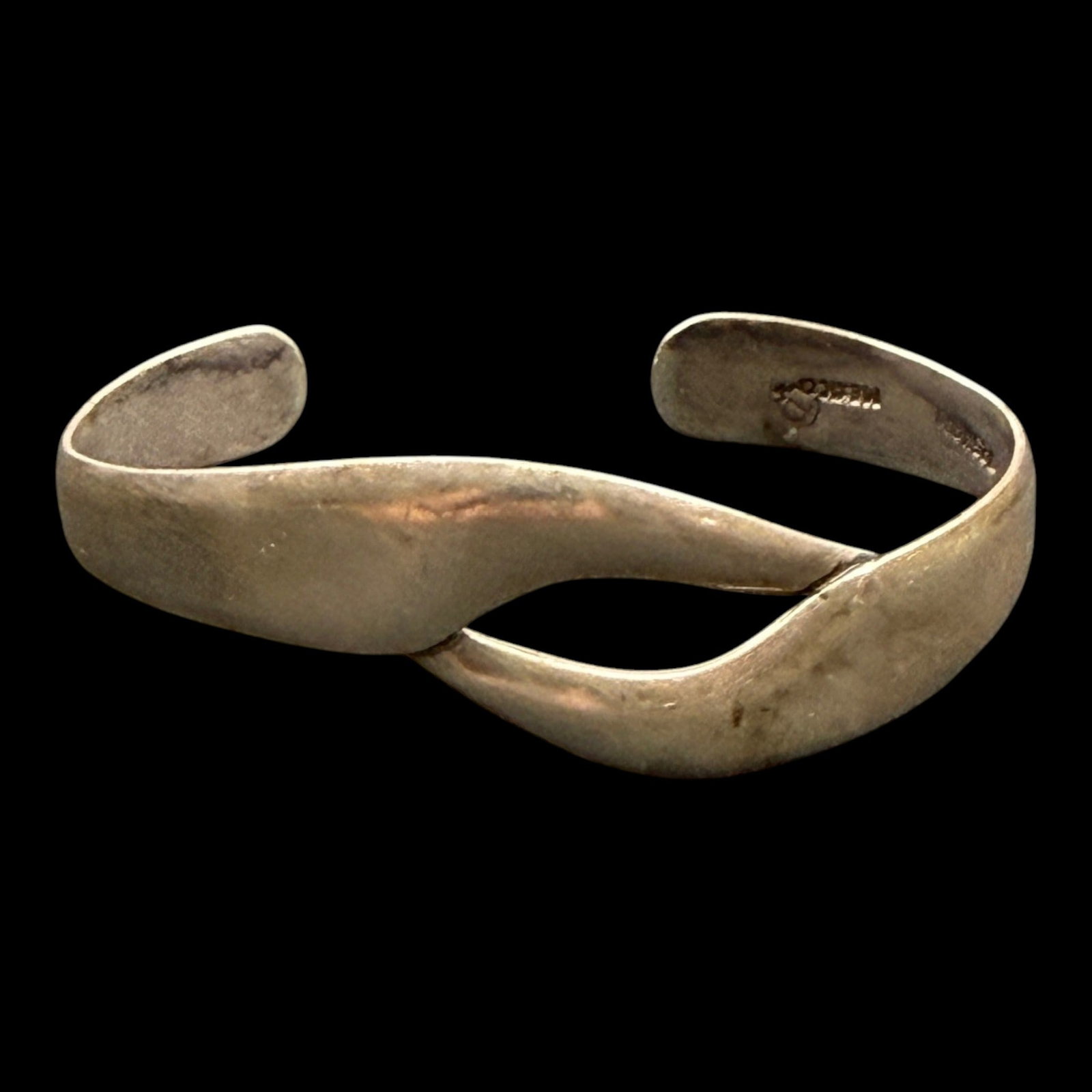 Hermanos Aguilar Brothers For Taxco Mexico Sterling Silver Mid Century Modernist Twisted Cuff: Professional, fast, and affordable in house shipping available for all items.For higher resolution images please visit bid.craftedauctions.com Sleek and sculptural, this Taxco Mexico sterling silver c