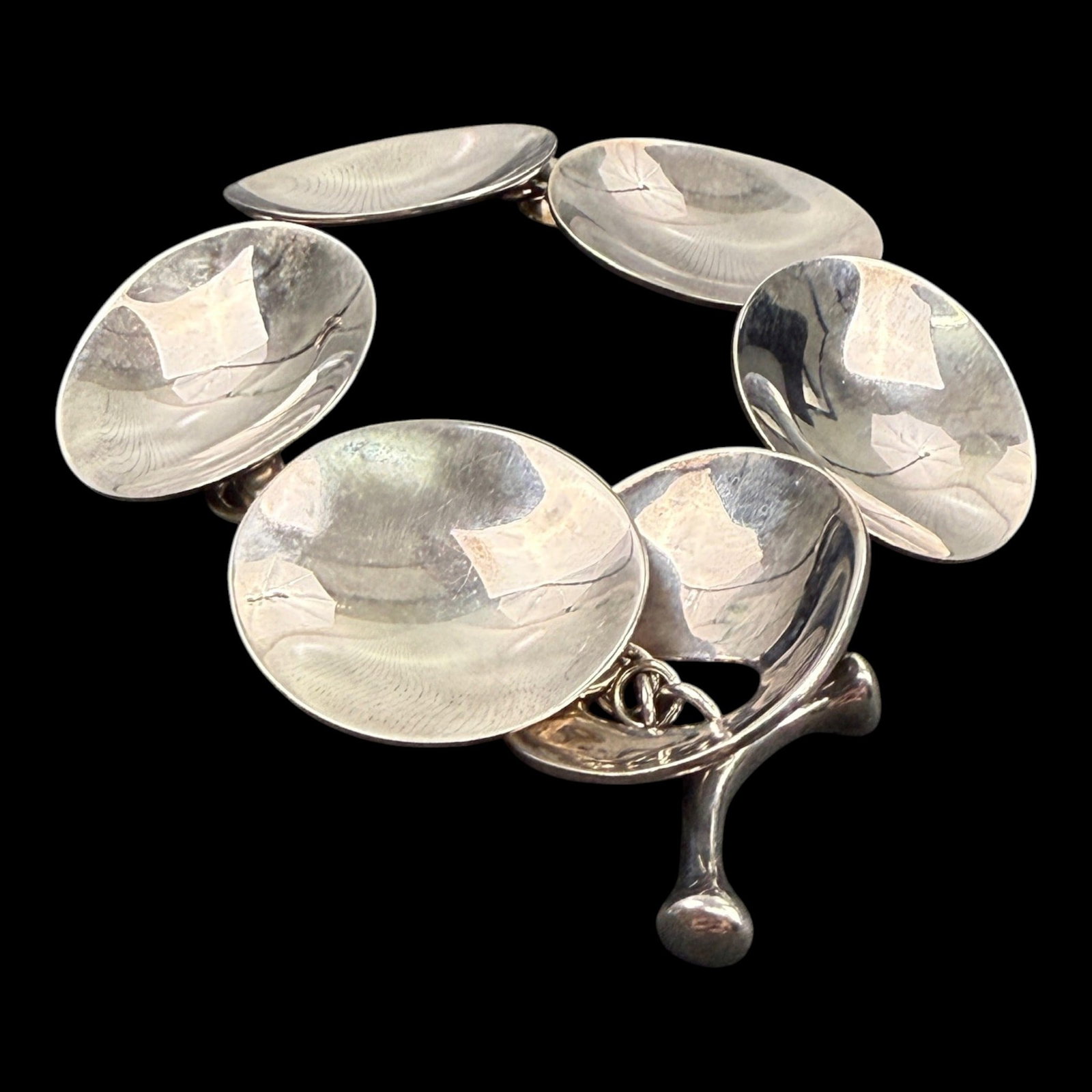 Robert Lee Morris RLM Studio Sterling Silver Modernist Oval Concave Link Bracelet With Sculptural: Professional, fast, and affordable in house shipping available for all items.For higher resolution images please visit bid.craftedauctions.com Boldly sculptural, this sterling silver bracelet features