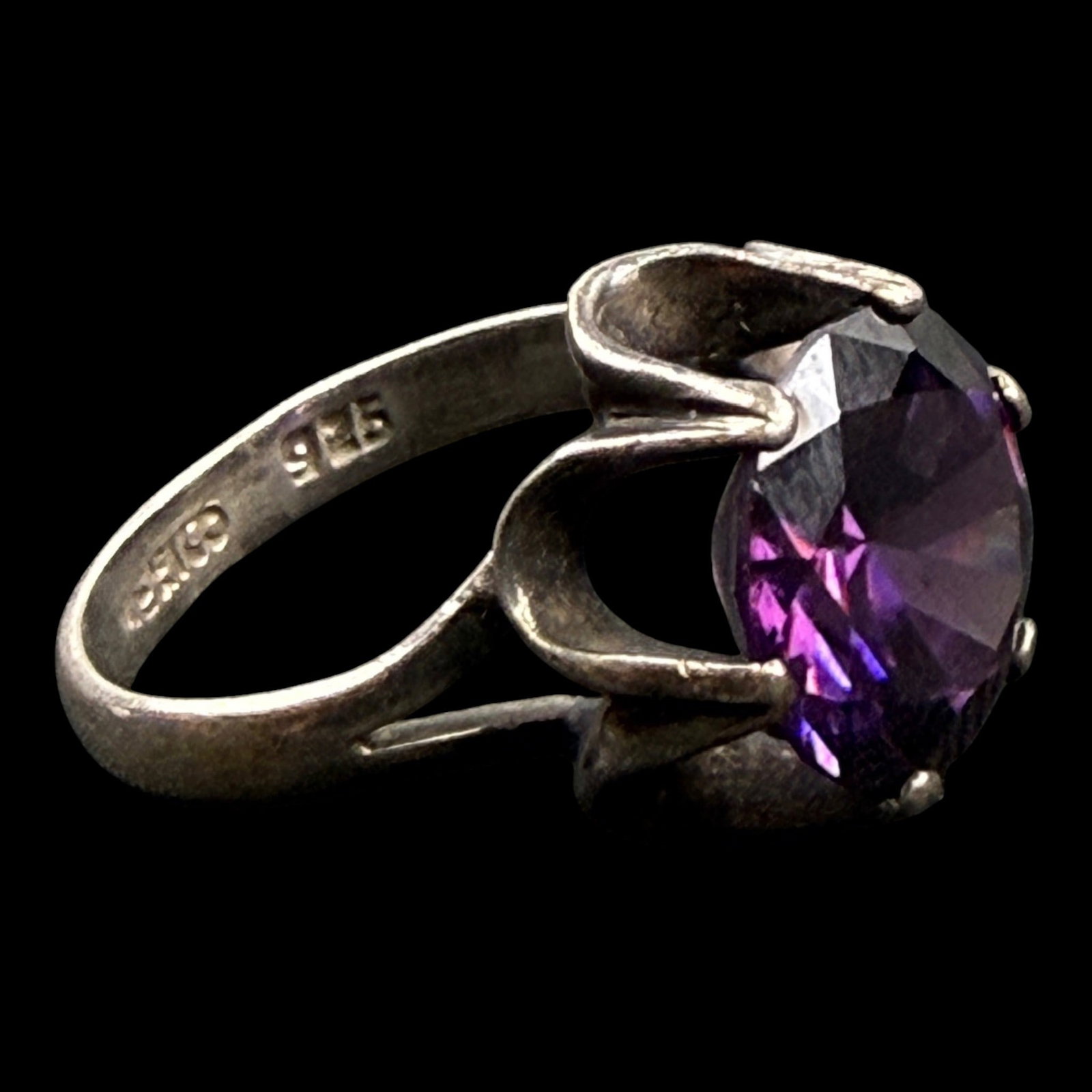 Mexico Sterling Silver Modernist Solitaire Amethyst Ring With Sculptural Bypass Setting Size 8: Professional, fast, and affordable in house shipping available for all items.For higher resolution images please visit bid.craftedauctions.com Gracefully crafted sterling silver modernist ring featuri