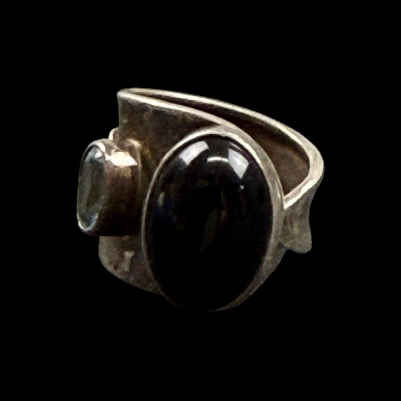 Sterling Silver Black Onyx & Blue Topaz Modernist Open Band Ring With Circular Accent Design: Professional, fast, and affordable in house shipping available for all items.For higher resolution images please visit bid.craftedauctions.com Sterling Silver Black Onyx & Blue Topaz Modernist Open Ba