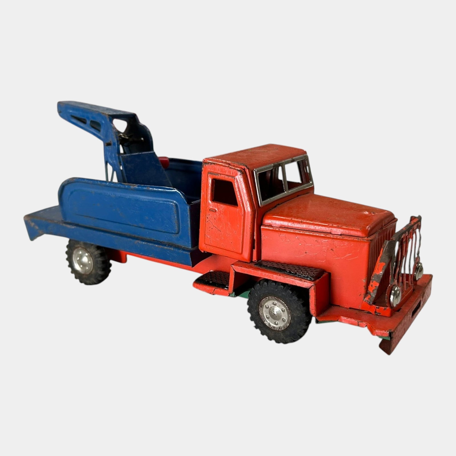Modern Toys Japan 1950s Tin Litho Two-Tone Friction Drive Tow Truck Wrecker Toy Truck: Professional, fast, and affordable in house shipping available for all items. For higher resolution images please visit bid.craftedauctions.com Modern Toys Japan 1950s Tin Litho Two-Tone Friction Driv