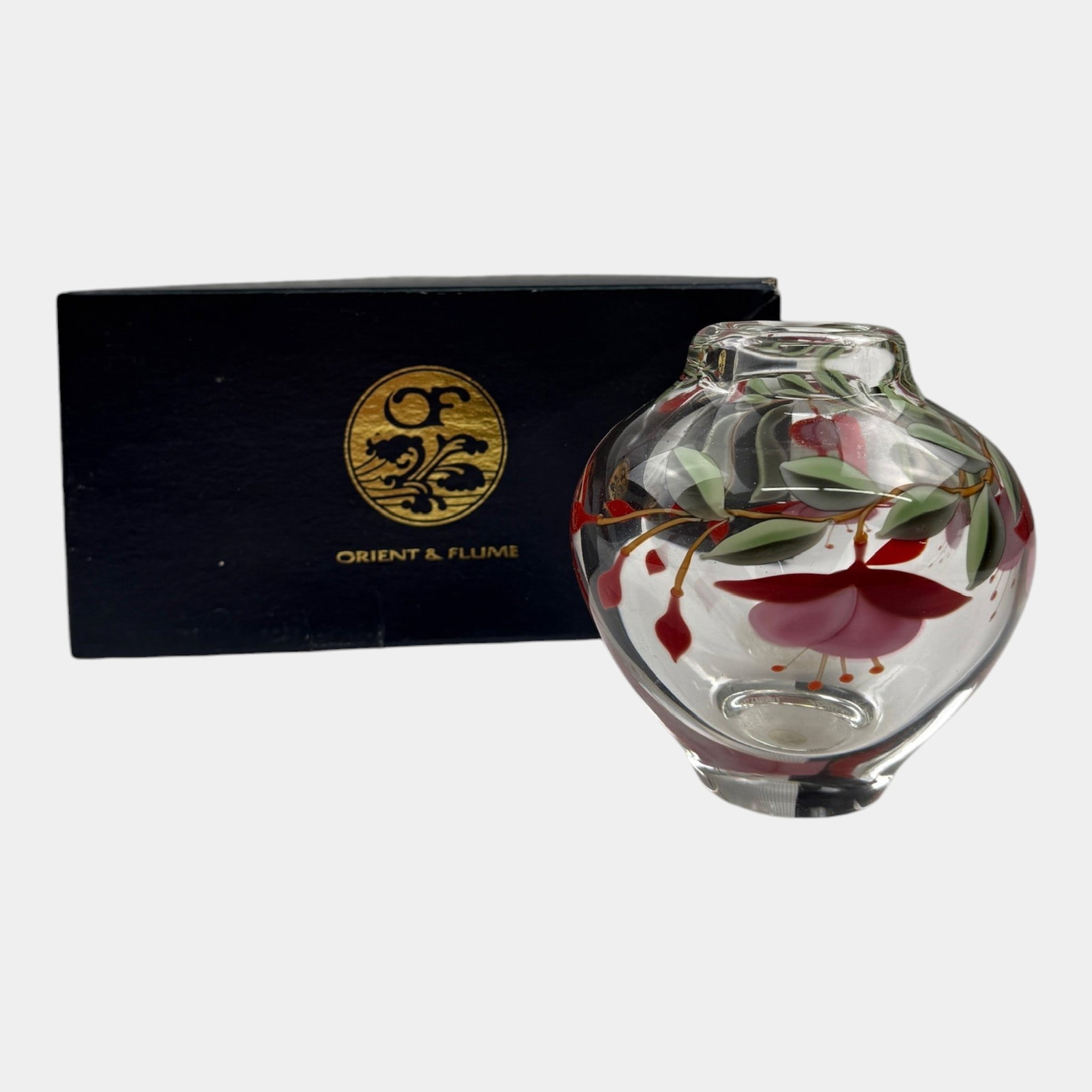 Bruce Sillars For Orient & Flume Fuchsia Decorated Clear Glass Paperweight Vase California Art Glass: Professional, fast, and affordable in house shipping available for all items. For higher resolution images please visit bid.craftedauctions.com Bruce Sillars For Orient & Flume Fuchsia Decorated Clear