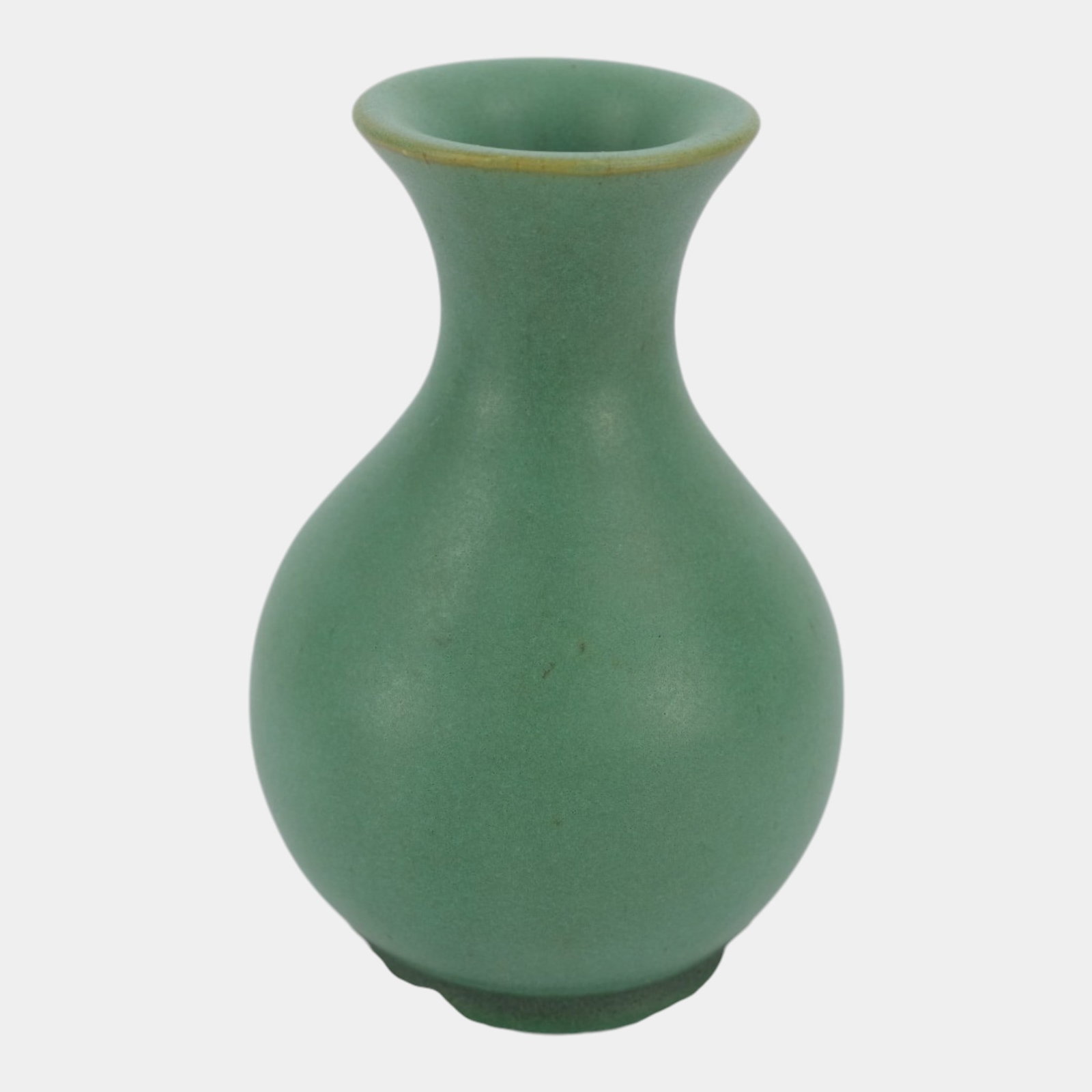 Teco Vintage Arts And Crafts Pottery Matte Green Ceramic Baluster Vase 150: Professional, fast, and affordable in house shipping available for all items. For higher resolution images please visit bid.craftedauctions.com Teco Vintage Arts And Crafts Pottery Matte Green Ceramic