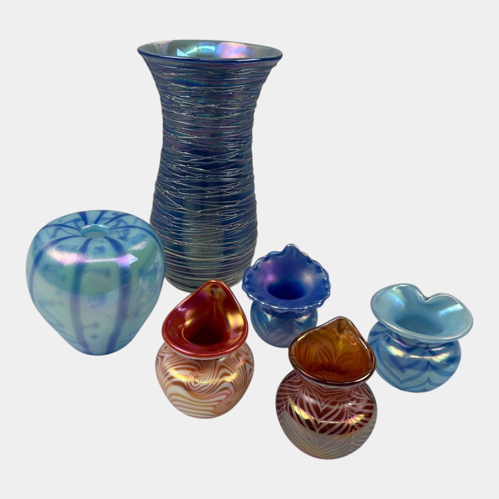 Terry Crider Ohio Studio Art Glass Blue Orange Iridescent Pulled Feather And Threaded Vases: Professional, fast, and affordable in house shipping available for all items. For higher resolution images please visit bid.craftedauctions.com Terry Crider Ohio Studio Art Glass Blue Orange Iridescen
