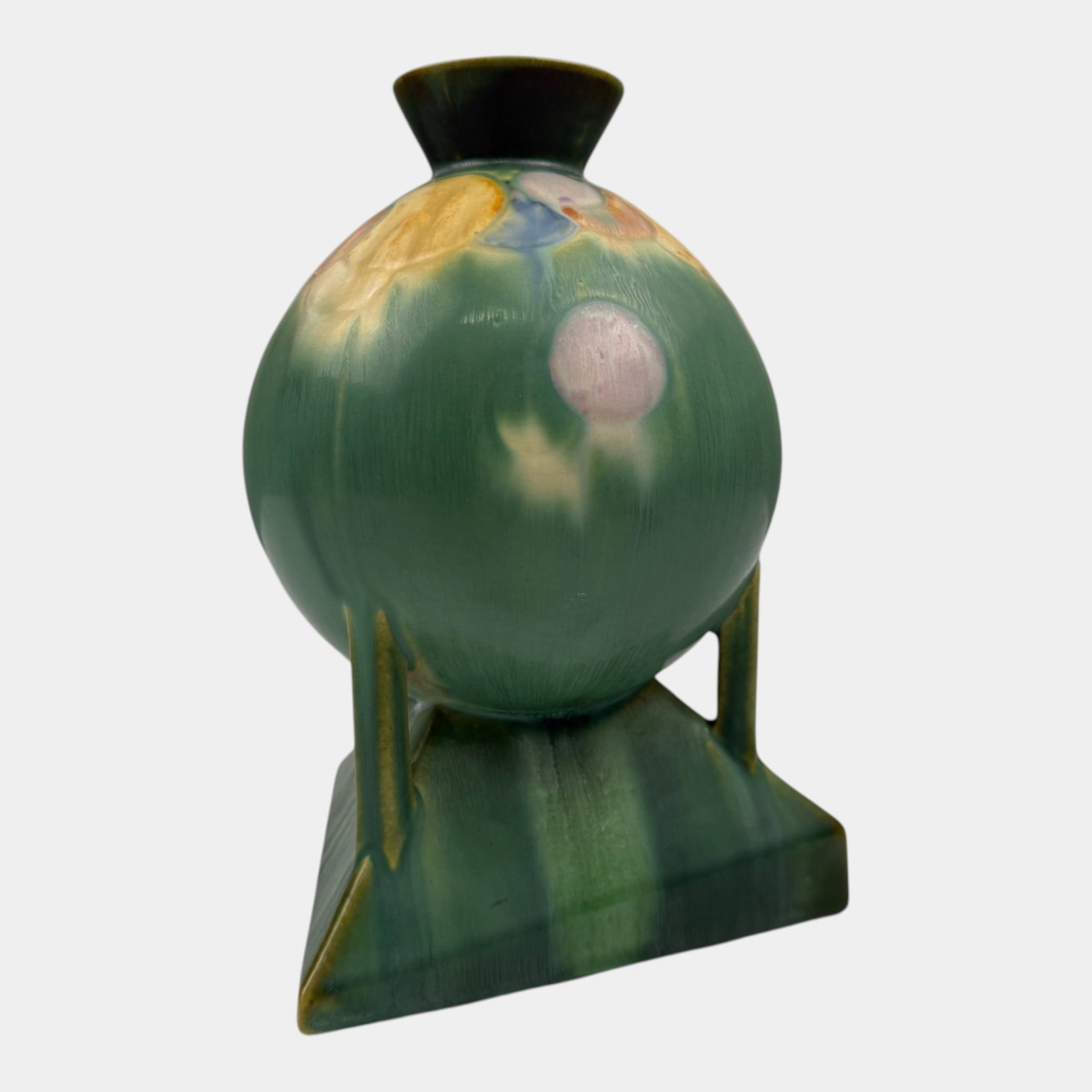 Roseville Futura 1928 Green Vintage Art Deco Pottery Balloons Globe Vase 404-8: Professional, fast, and affordable in house shipping available for all items. For higher resolution images please visit bid.craftedauctions.com Roseville Futura 1928 Green Vintage Art Deco Pottery Bal
