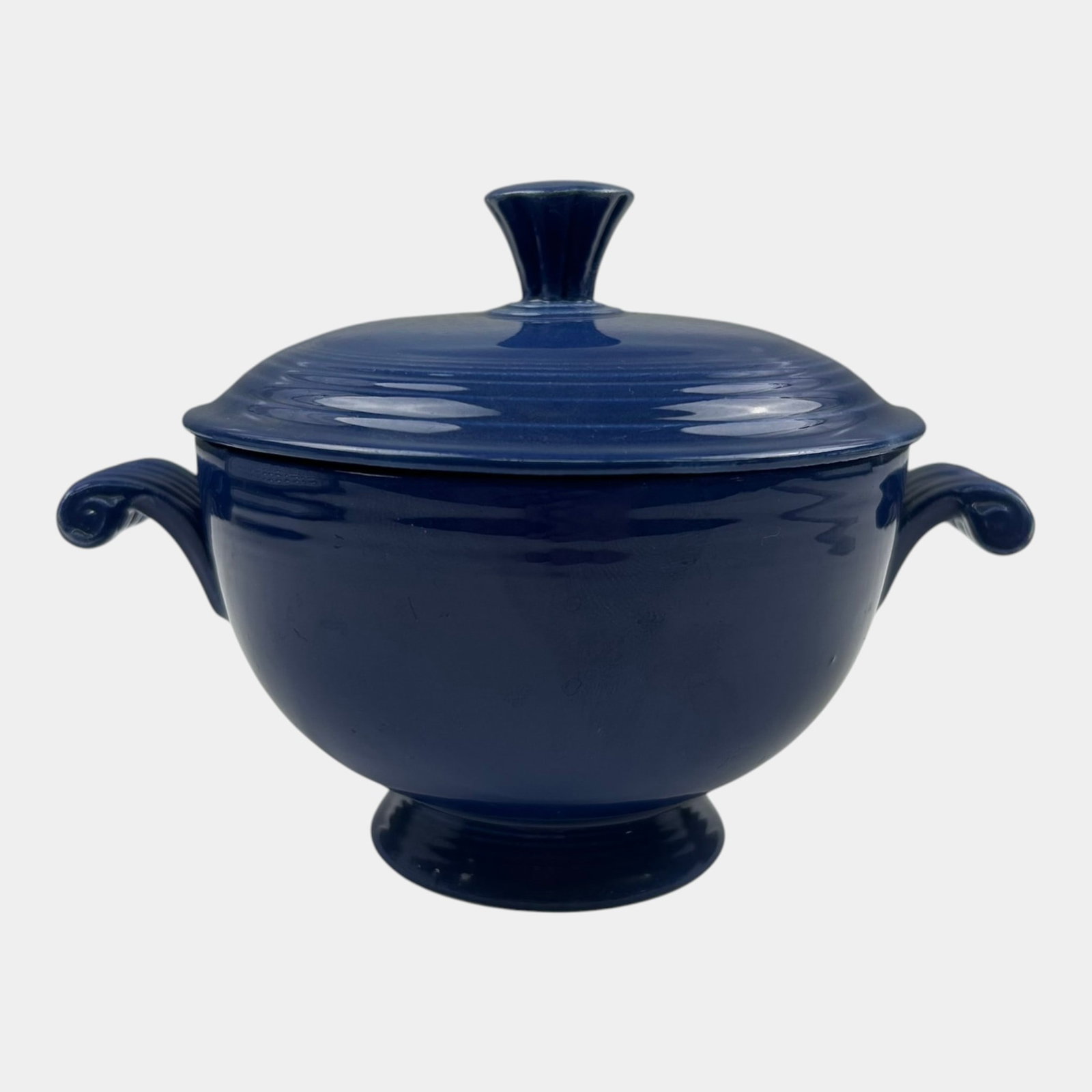 Fiesta Ware By Homer Laughlin 1935-1937 Cobalt Blue Handled Covered Onion Soup Bowl: Professional, fast, and affordable in house shipping available for all items. For higher resolution images please visit bid.craftedauctions.com Fiesta Ware By Homer Laughlin 1935-1937 Cobalt Blue Hand