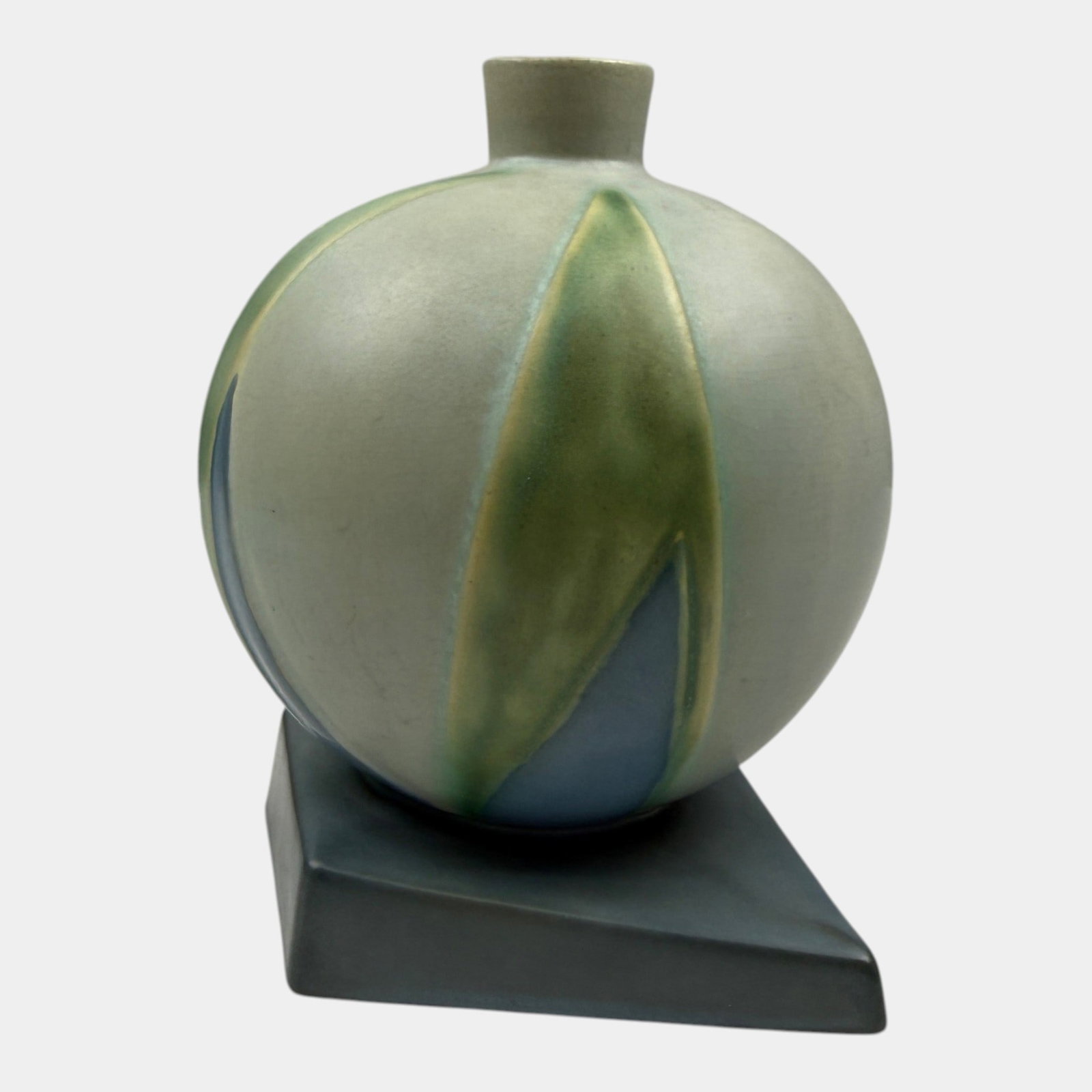 Roseville Futura Blue 1928 Vintage Art Deco Pottery Bamboo Leaf Ball Vase 387-7: Professional, fast, and affordable in house shipping available for all items. For higher resolution images please visit bid.craftedauctions.com Roseville Futura Blue 1928 Vintage Art Deco Pottery Bamb