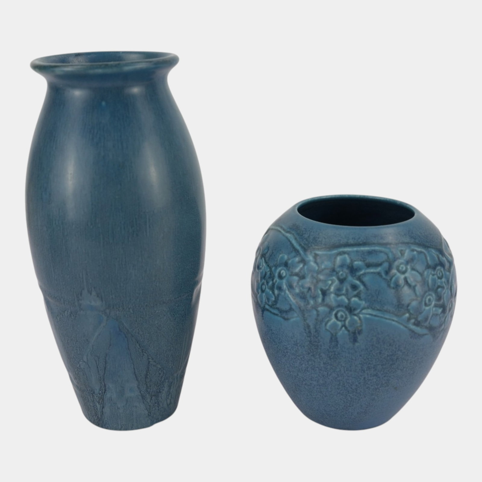 Rookwood 1919 & 1927 Vintage Art Pottery Mottled Blue Arts And Crafts Vases 2390 & 2589: Professional, fast, and affordable in house shipping available for all items. For higher resolution images please visit bid.craftedauctions.com Rookwood 1919 & 1927 Vintage Art Pottery Mottled Blue Ar