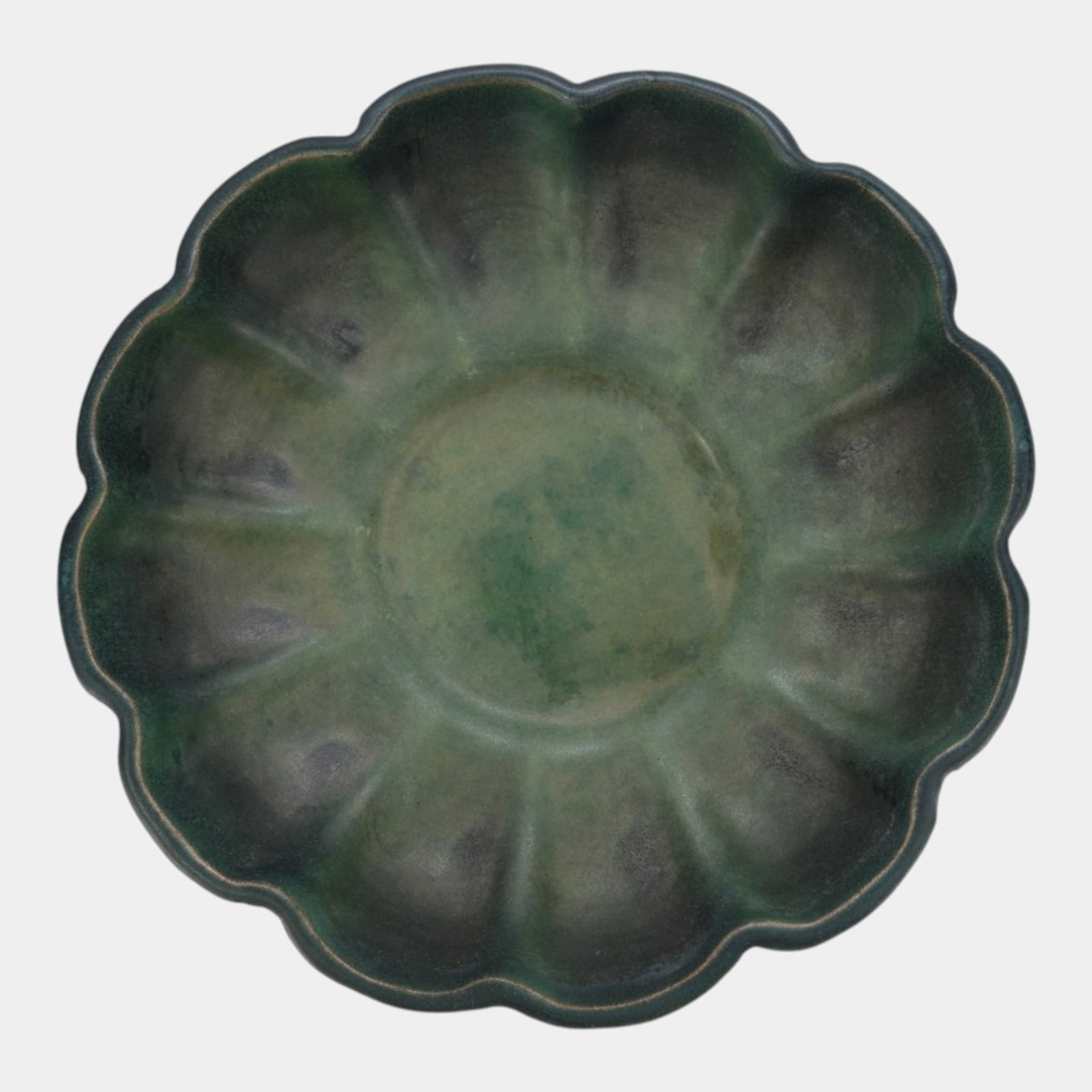 Van Briggle 1916 Mottled Matte Green Art Pottery Scalloped Console Bowl Centerpiece: Professional, fast, and affordable in house shipping available for all items. For higher resolution images please visit bid.craftedauctions.com Van Briggle 1916 Mottled Matte Green Art Pottery Scallop